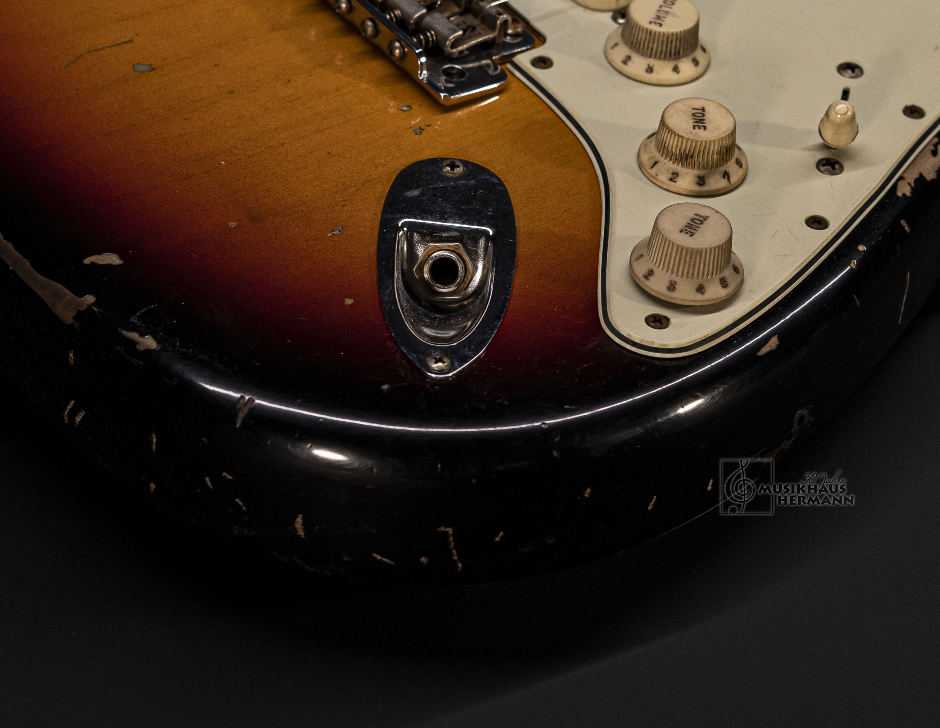 Galerie anzeigen (21 Bilder) a9-4215 fender-custom-shop-michael-landau-1968-stratocaster-3-color-sunburst