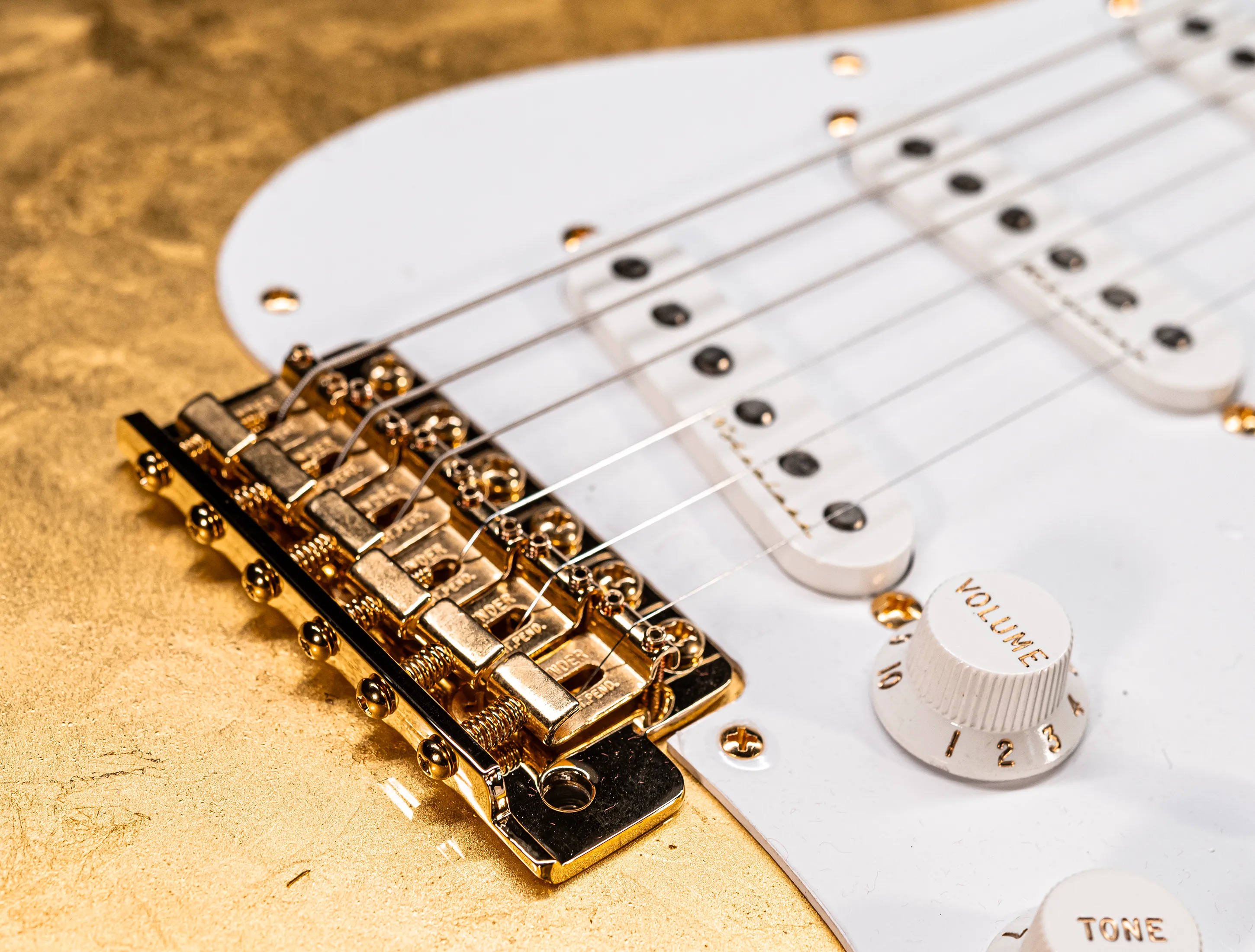 a165163 Fender Masterbuilt Todd Krause GOLD LEAF Eric Clapton Stratocaster - 24 Karat Gold