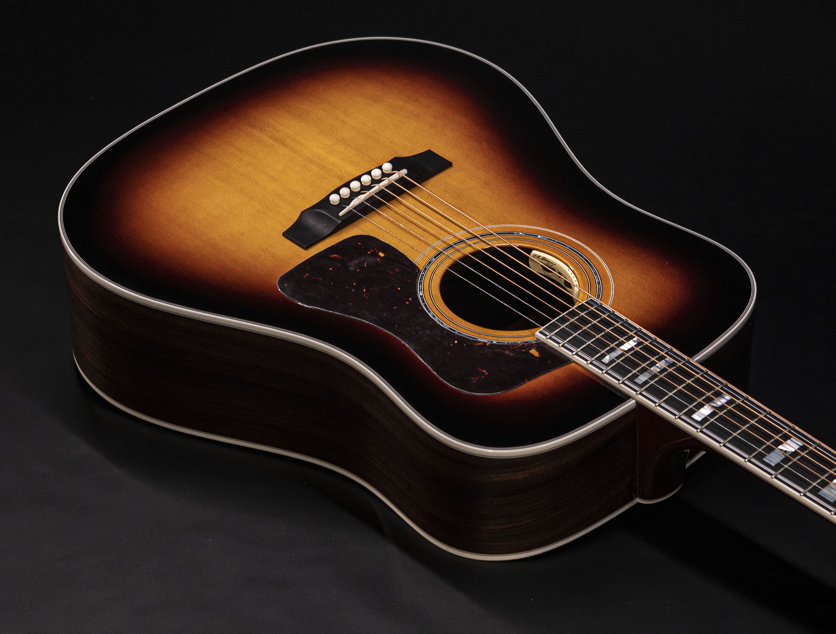 Galerie anzeigen (23 Bilder) a10-5607 Guild-D-55E-ATB-Antique-Sunburst-L-R-Baggs-USA