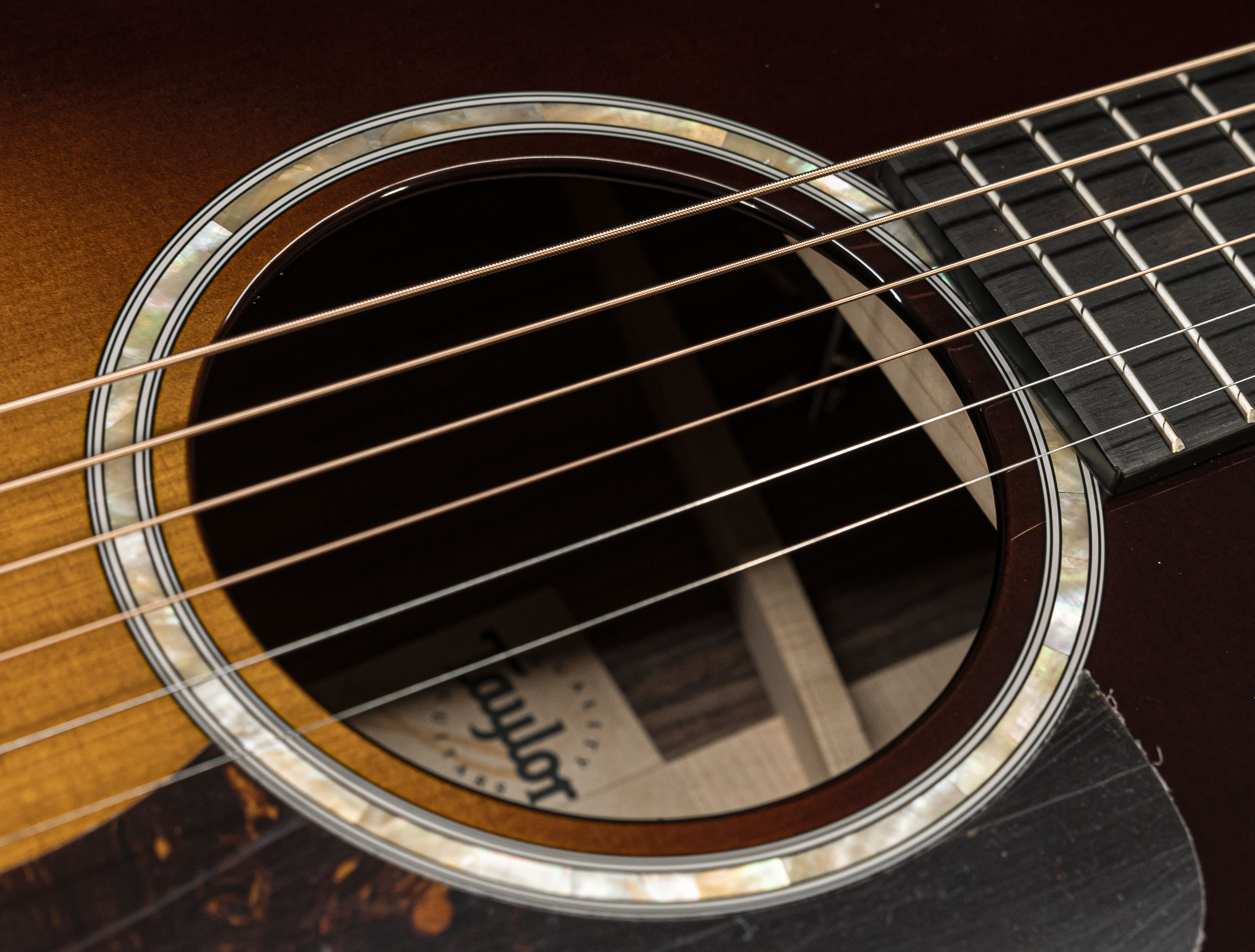 Galerie anzeigen (26 Bilder) a132424-taylor-414ce-r-tobacco-sunburst