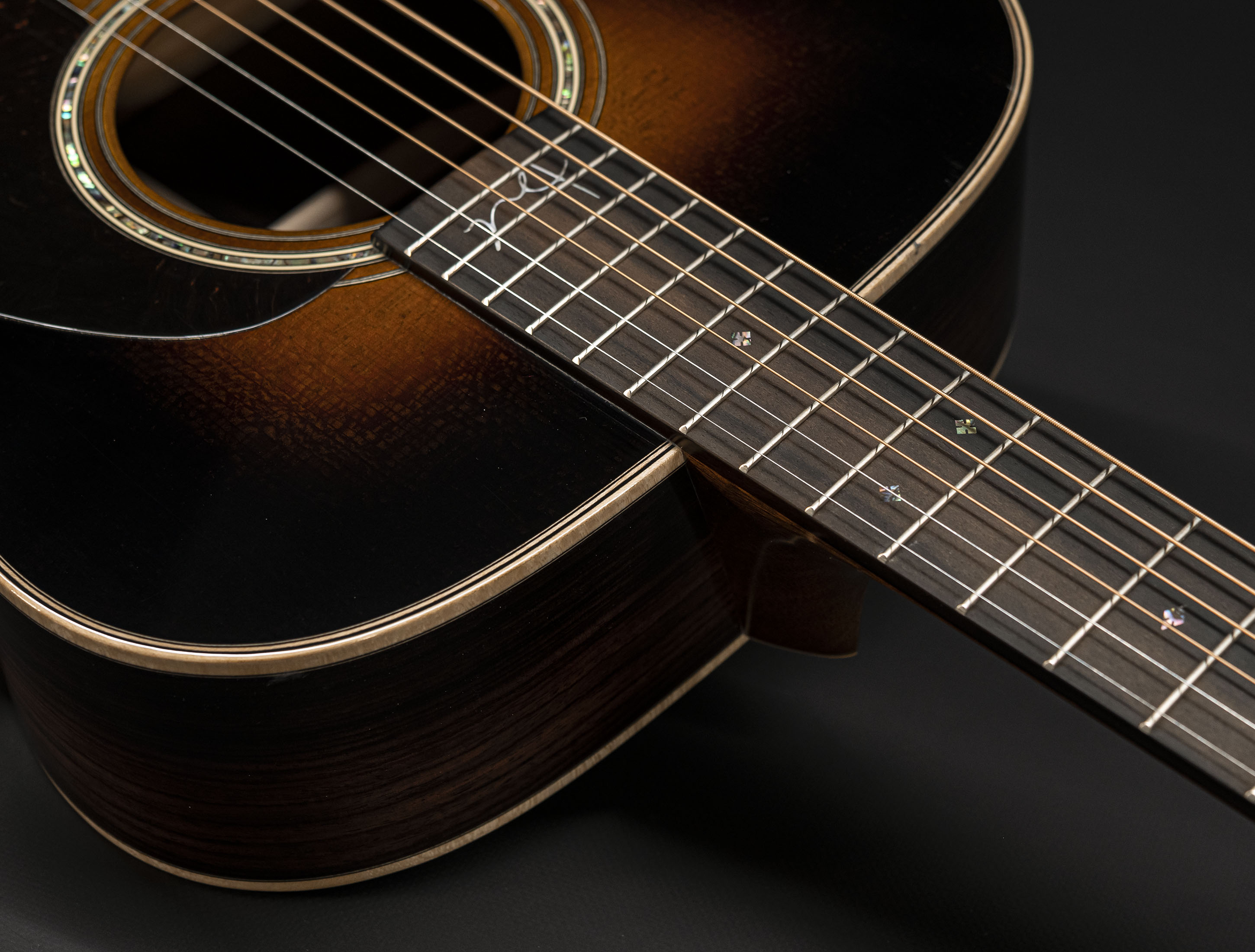 Galerie anzeigen (24 Bilder) a126341 martin-000-28bl-brooke-ligertwood-sunburst