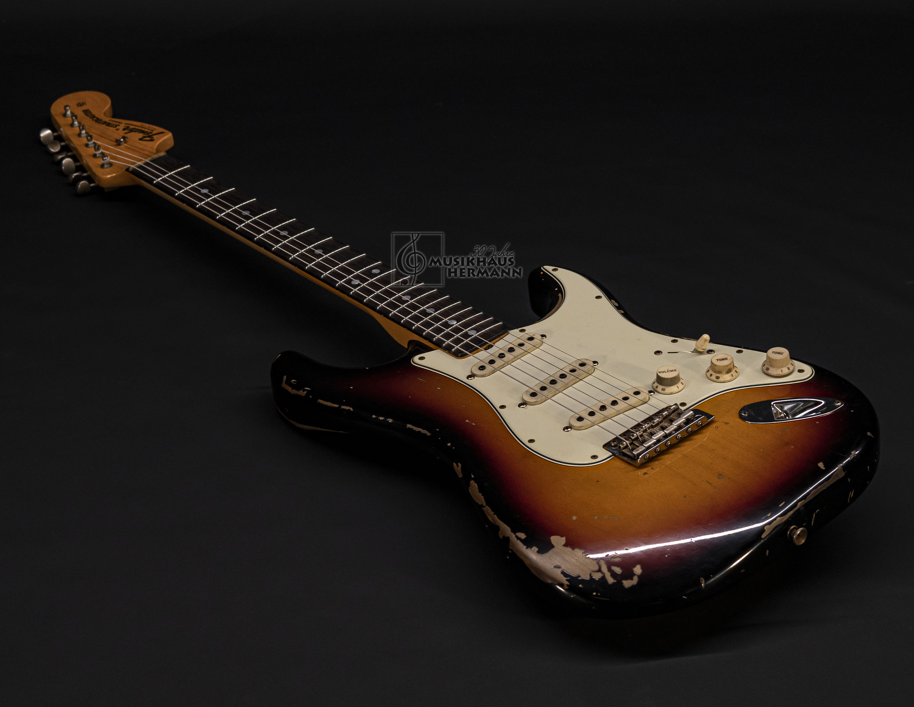 Galerie anzeigen (21 Bilder) a9-4229 fender-custom-shop-michael-landau-1968-stratocaster-3-color-sunburst