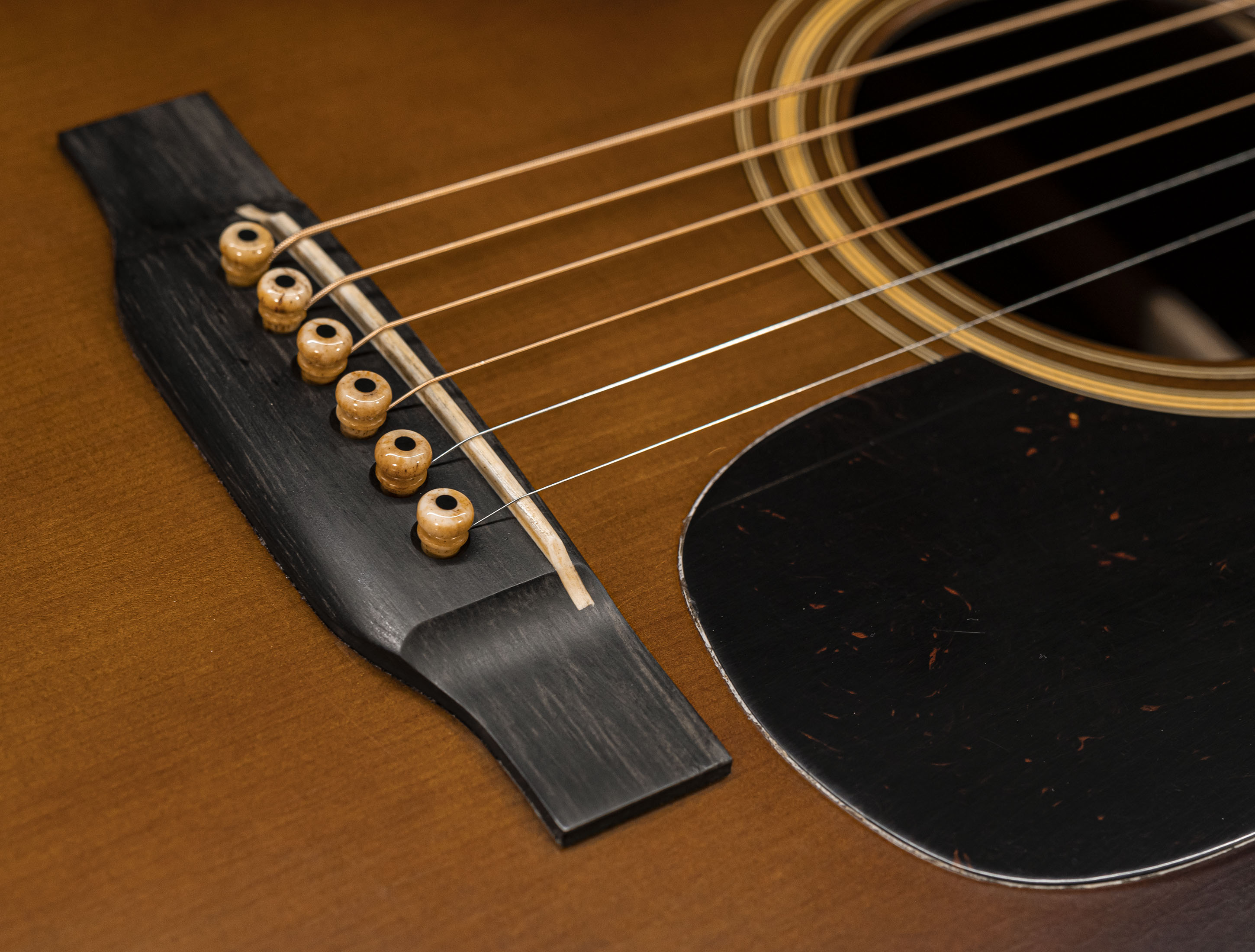 Show gallery (29 images) a137019 martin-custom-shop-000-28-authentic-1937-vintage-low-gloss-ambertone-burst-stage-1-aging