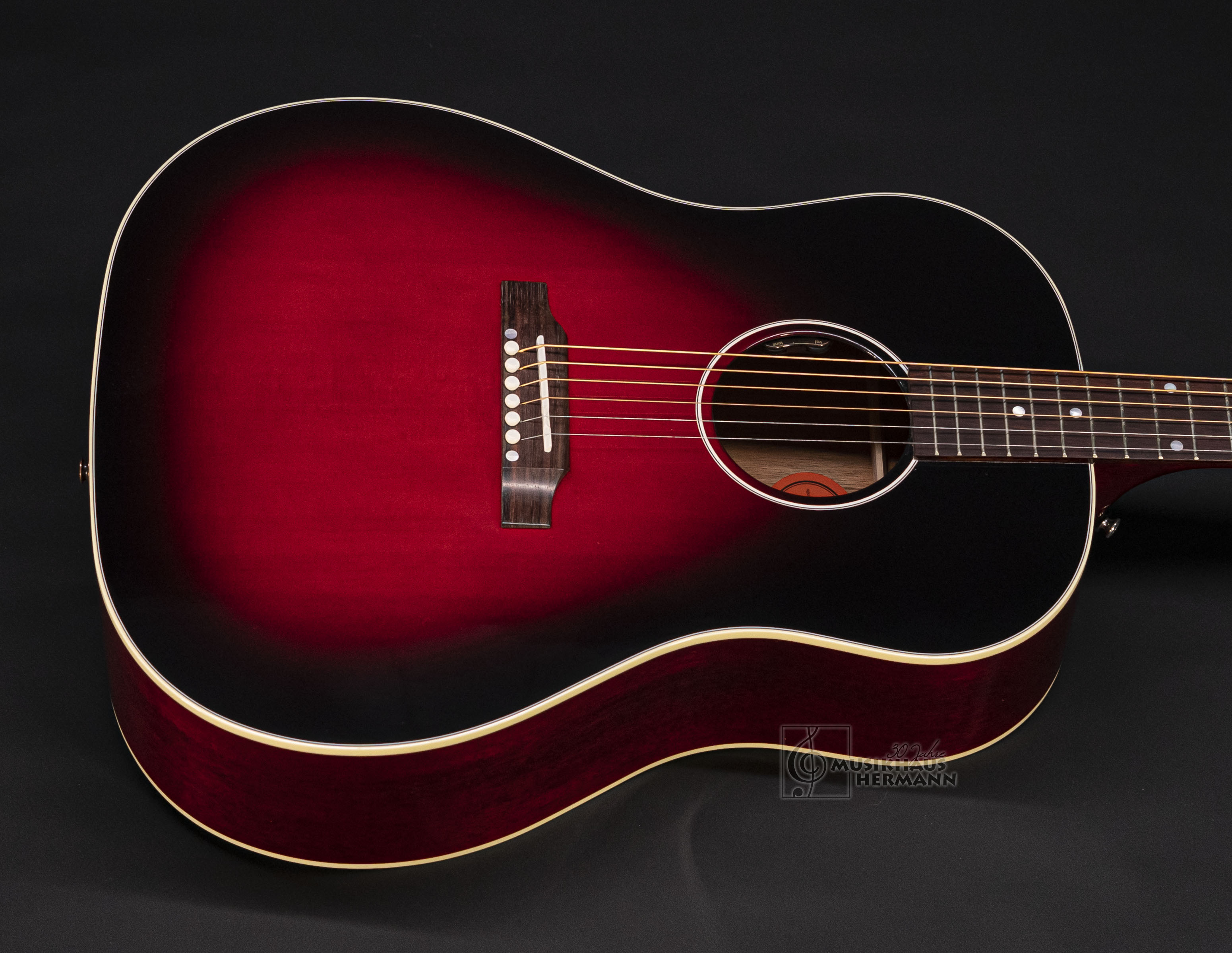 Galerie anzeigen (19 Bilder) a9-1749 gibson-j-45-slash-signature-vermillion-burst