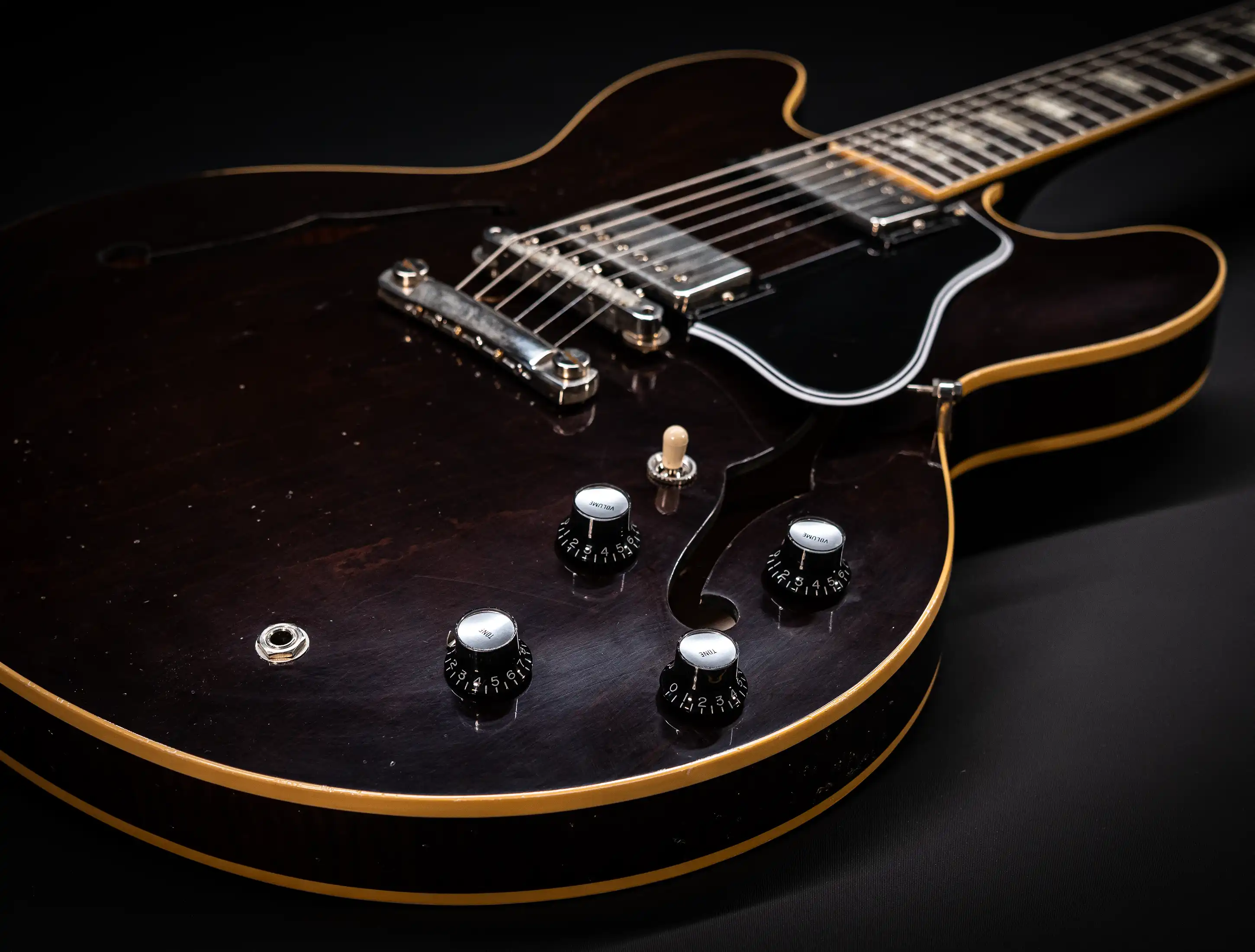 Galerie anzeigen (29 Bilder) a154453 Gibson-ES-335-1964-Custom-Shop-Murphy-Lab-Light-Aged-Figured-Maple-Antique-Walnut-Stain