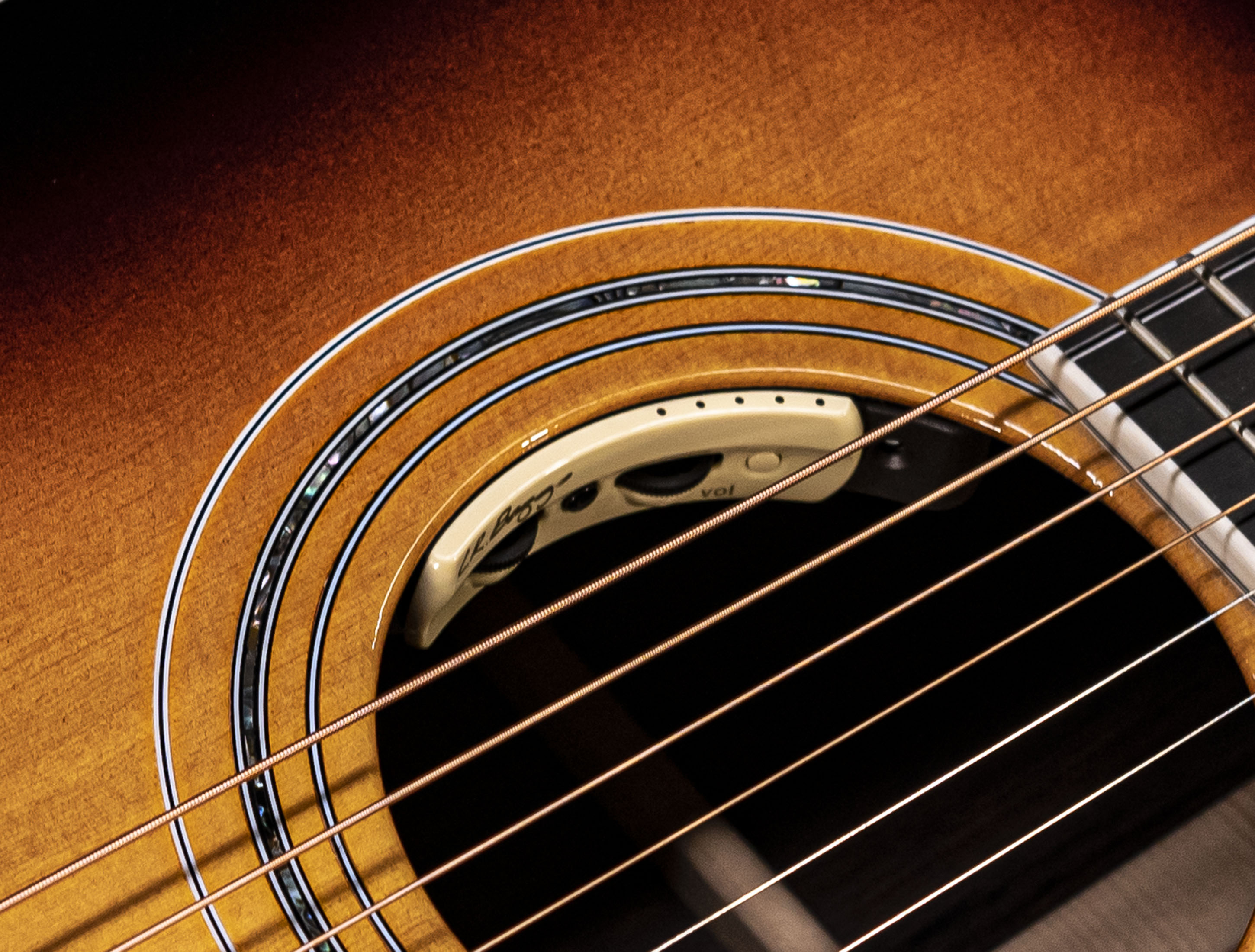 Galerie anzeigen (23 Bilder) a10-5603 Guild-D-55E-ATB-Antique-Sunburst-L-R-Baggs-USA