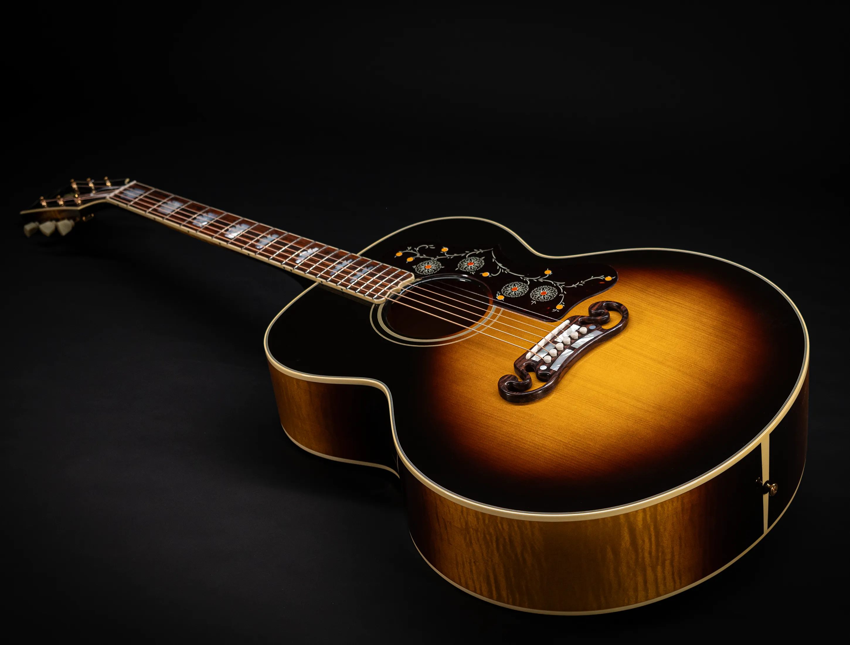 Galerie anzeigen (34 Bilder) a175855-Gibson-SJ-200-EARLY-50`s-Golden-Era-Custom-Shop-Adirondack-Vintage-Sunburst-Musikhaus-Hermann-