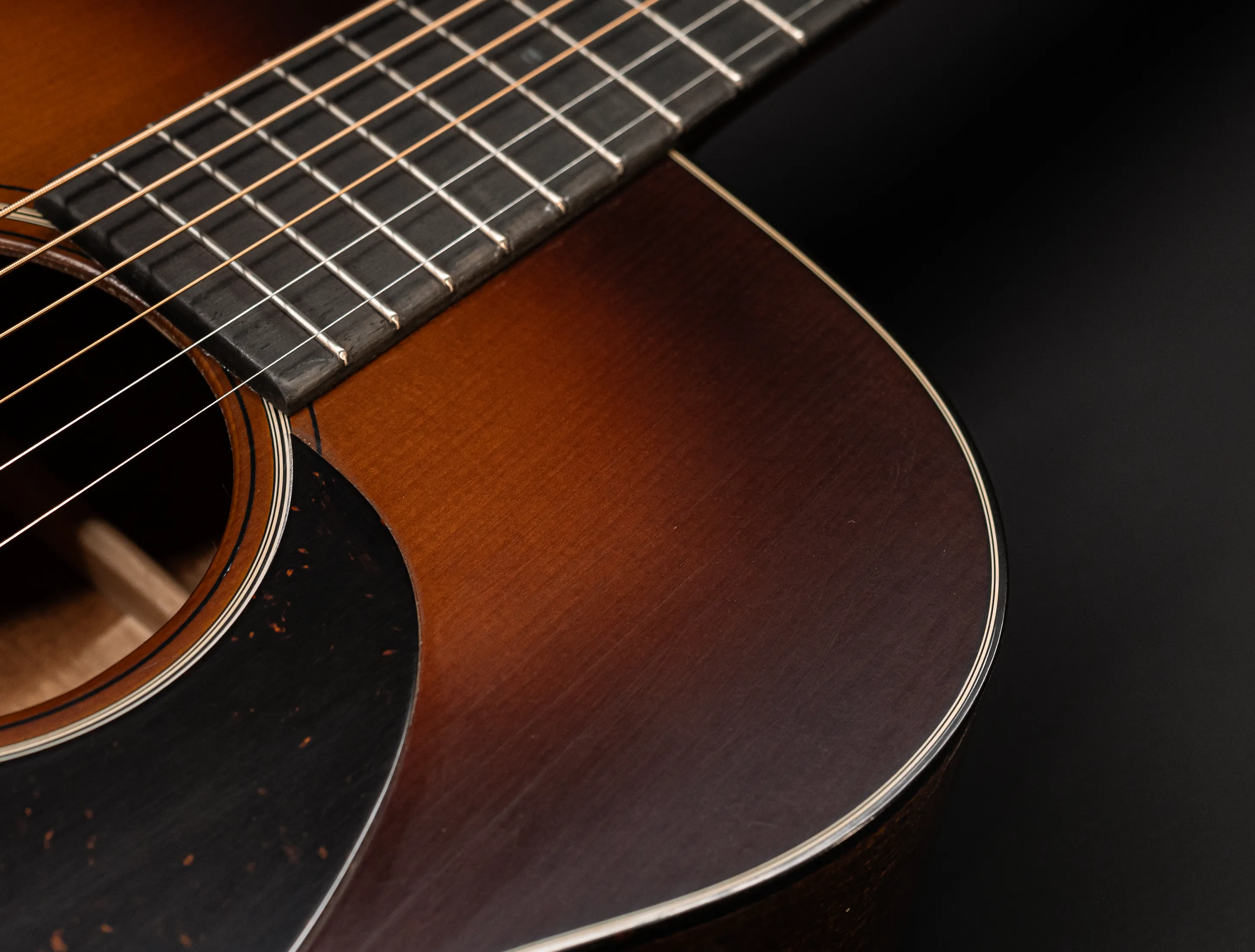 Show gallery (32 images) a156491-Martin Custom Shop 000-18 Authentic 1937 Vintage Low Gloss - Ambertone Burst Stage 1 Aging