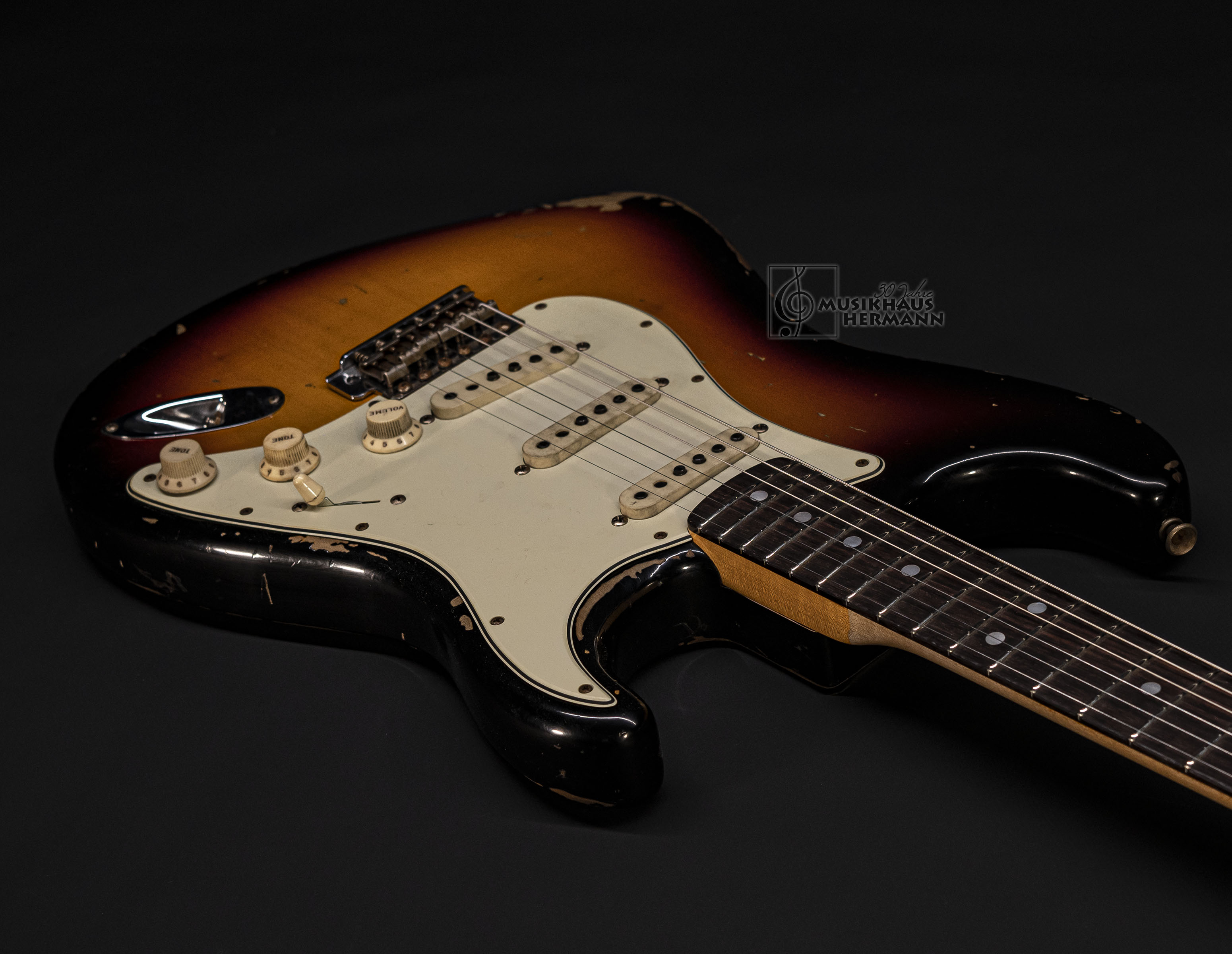 Galerie anzeigen (21 Bilder) a9-4231 fender-custom-shop-michael-landau-1968-stratocaster-3-color-sunburst