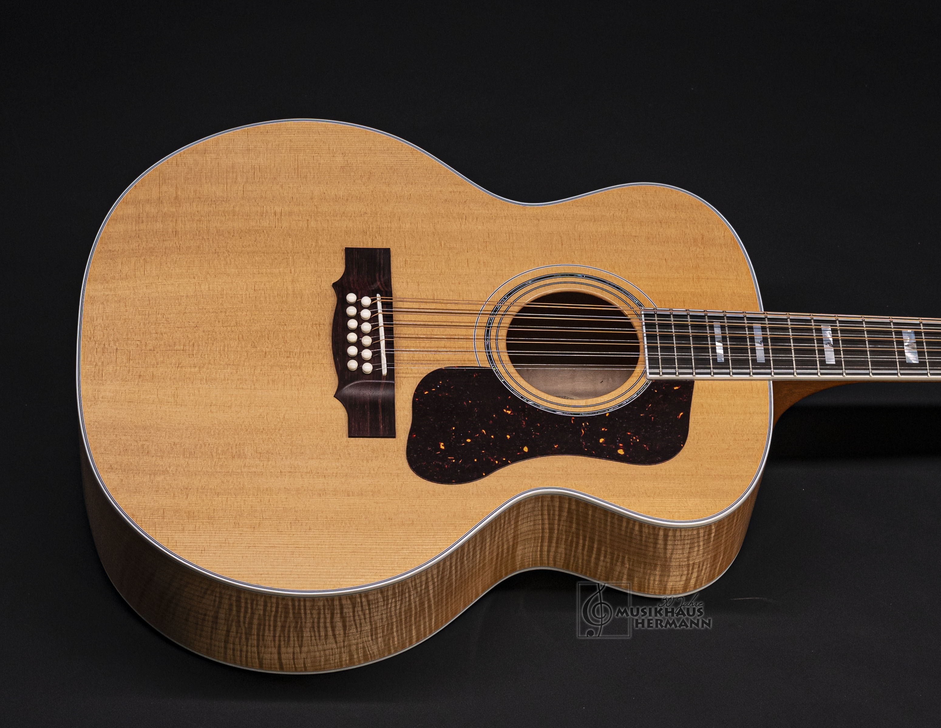 Galerie anzeigen (18 Bilder) a8-8421-guild-f-512-maple-bld