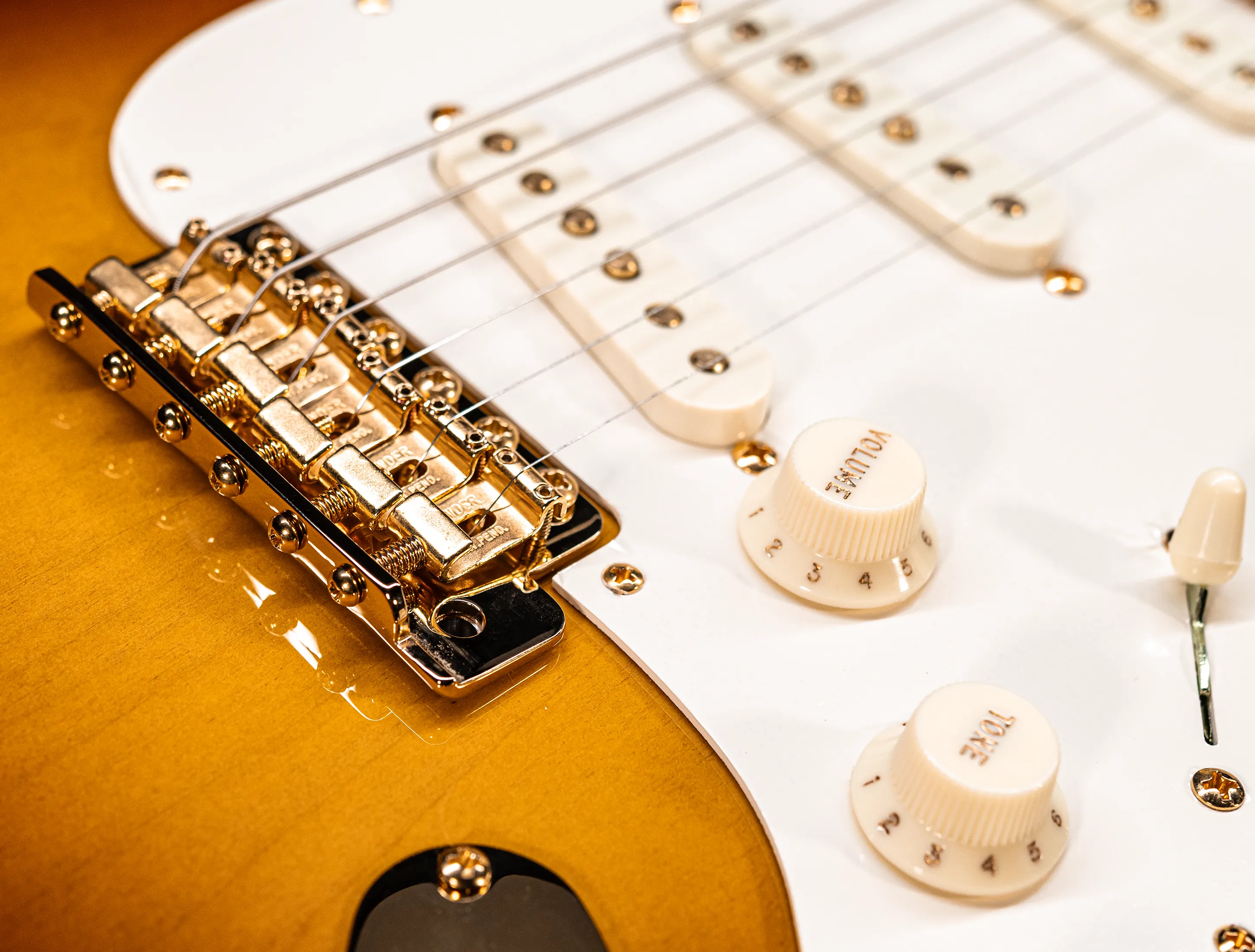a165094 Fender 70th Anniversary Limited Stratocaster NOS Flame AAAA Neck - Sunburst