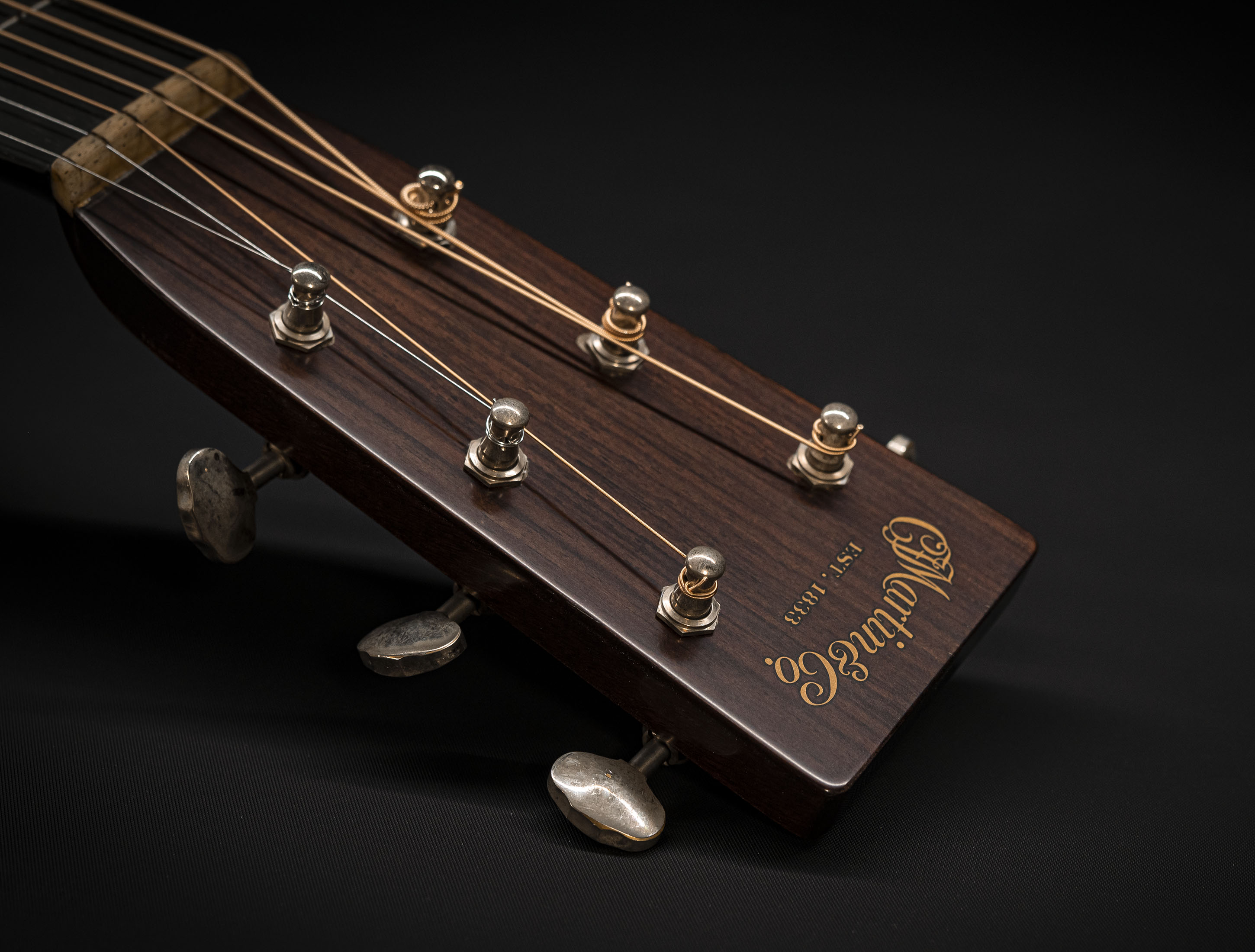 Show gallery (27 images) a134136 martin-custom-shop-d-28-authentic-1937-vintage-low-gloss-ambertone-burst-stage-1-aging