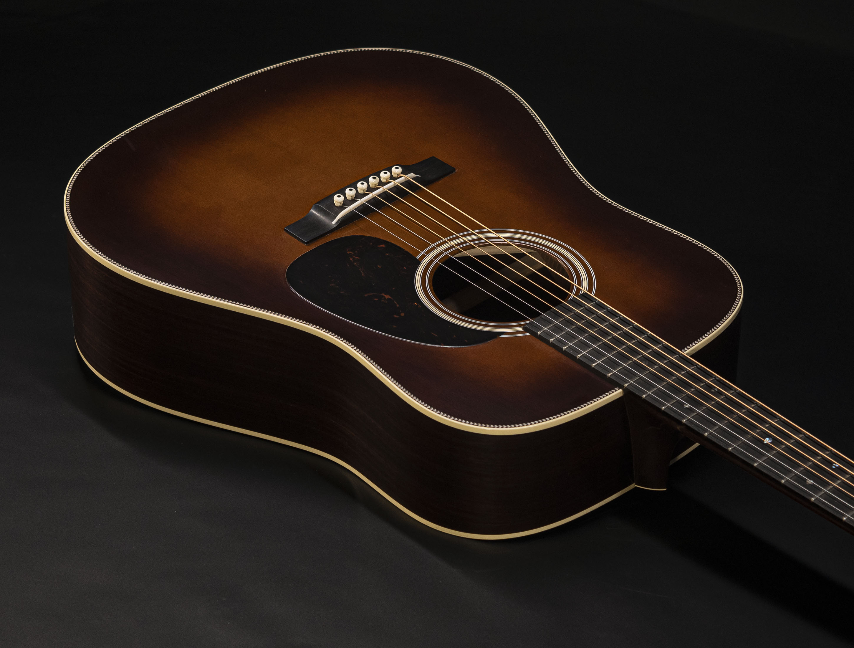 Show gallery (24 images) a113011-martin-custom-shop-d-28-authentic-1937-vintage-low-gloss-ambertone-burst