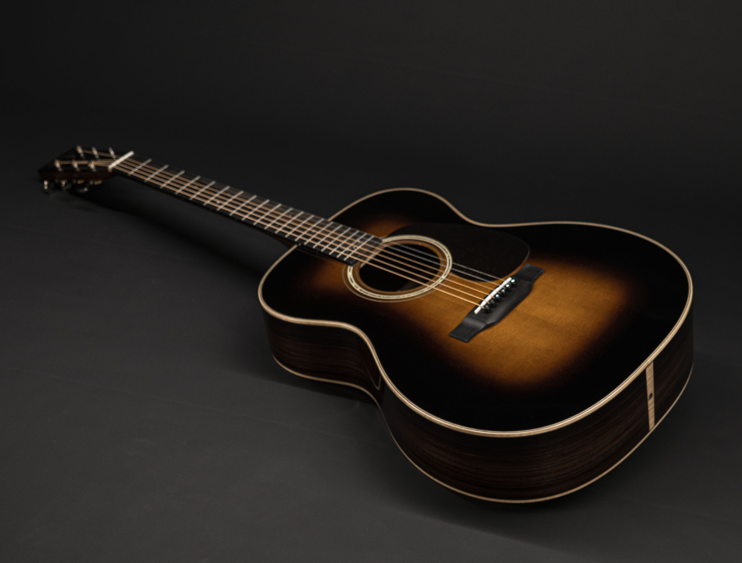 Galerie anzeigen (24 Bilder) a126344 martin-000-28bl-brooke-ligertwood-sunburst