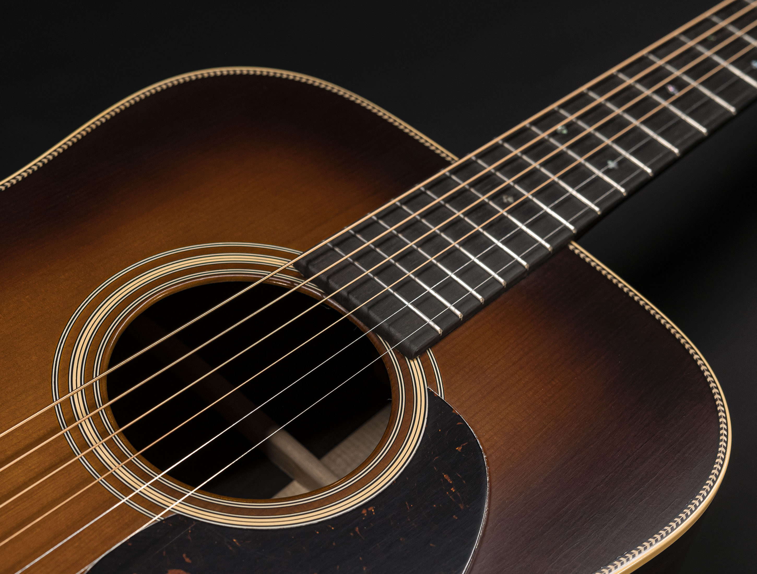 Show gallery (27 images) a134118 martin-custom-shop-d-28-authentic-1937-vintage-low-gloss-ambertone-burst-stage-1-aging