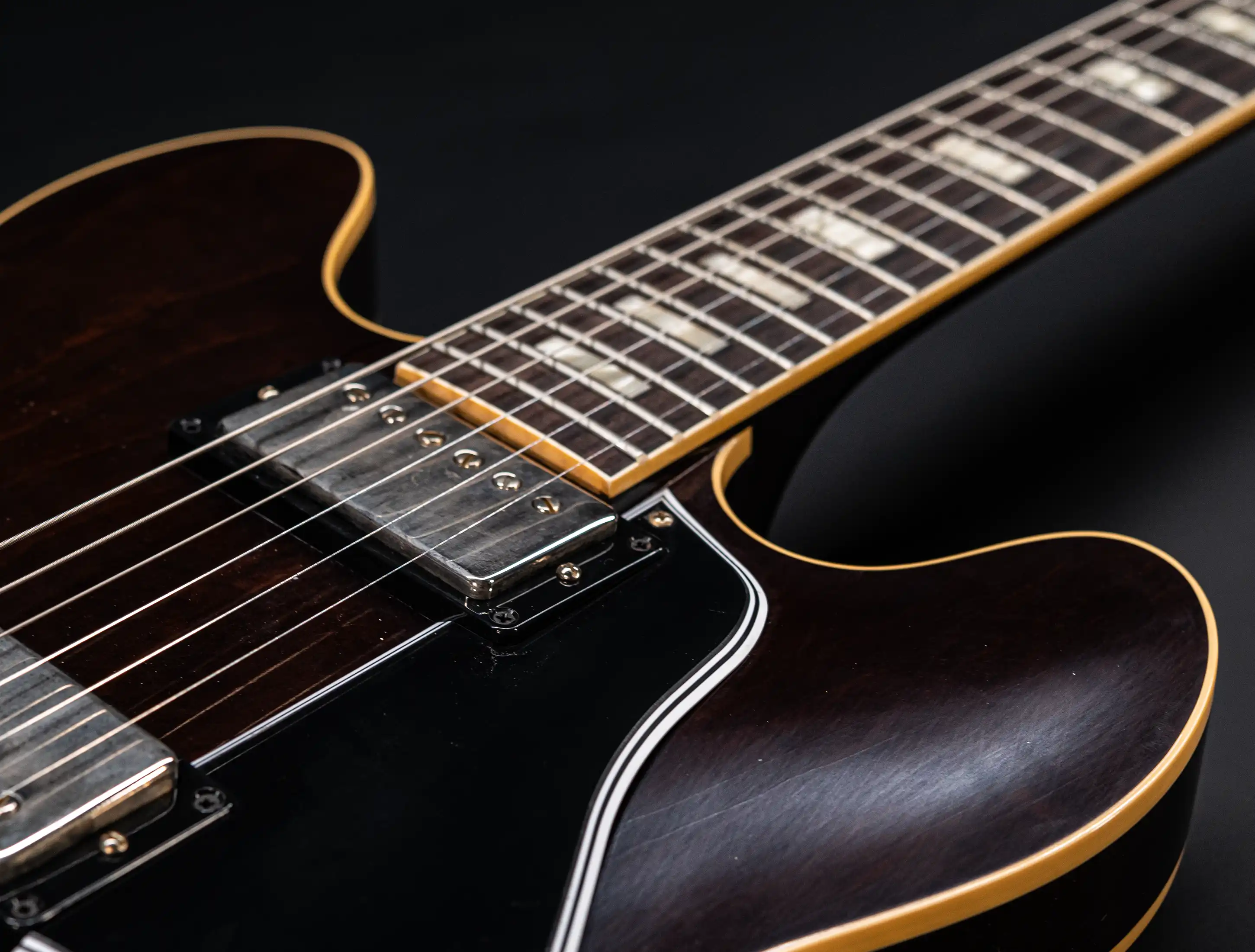Galerie anzeigen (29 Bilder) a154450 Gibson-ES-335-1964-Custom-Shop-Murphy-Lab-Light-Aged-Figured-Maple-Antique-Walnut-Stain