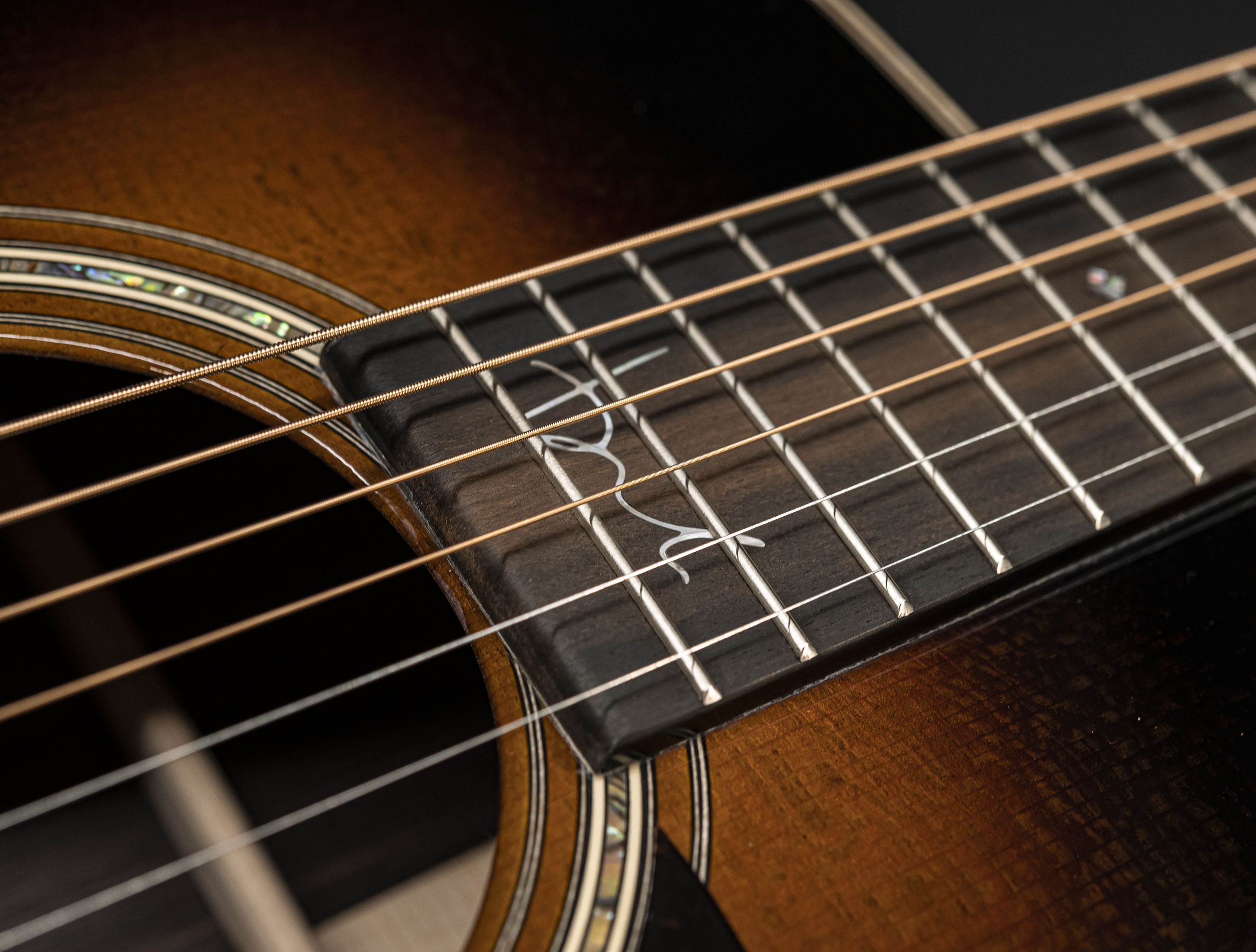 Galerie anzeigen (24 Bilder) a126334 martin-000-28bl-brooke-ligertwood-sunburst