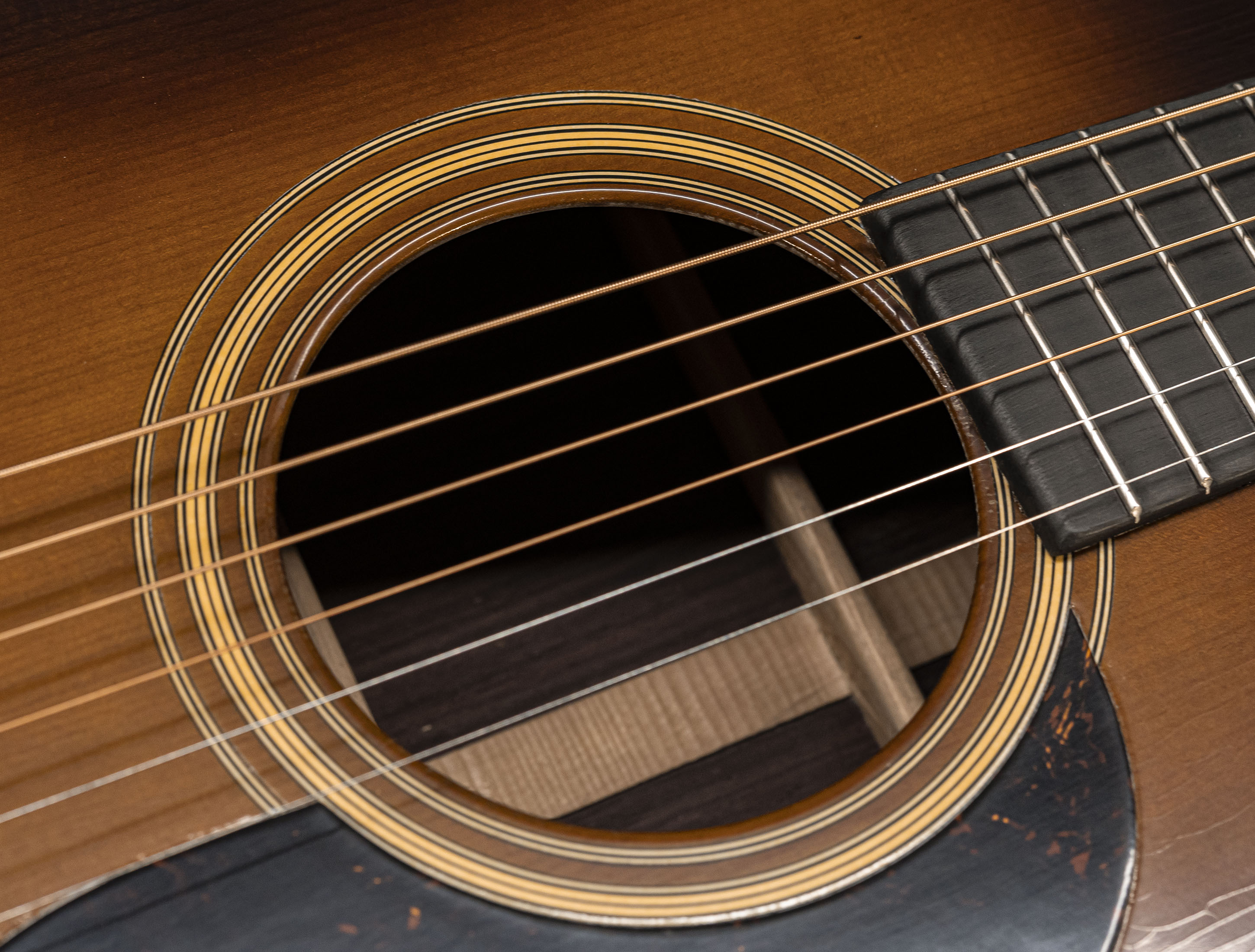 Show gallery (29 images) a137020 martin-custom-shop-000-28-authentic-1937-vintage-low-gloss-ambertone-burst-stage-1-aging