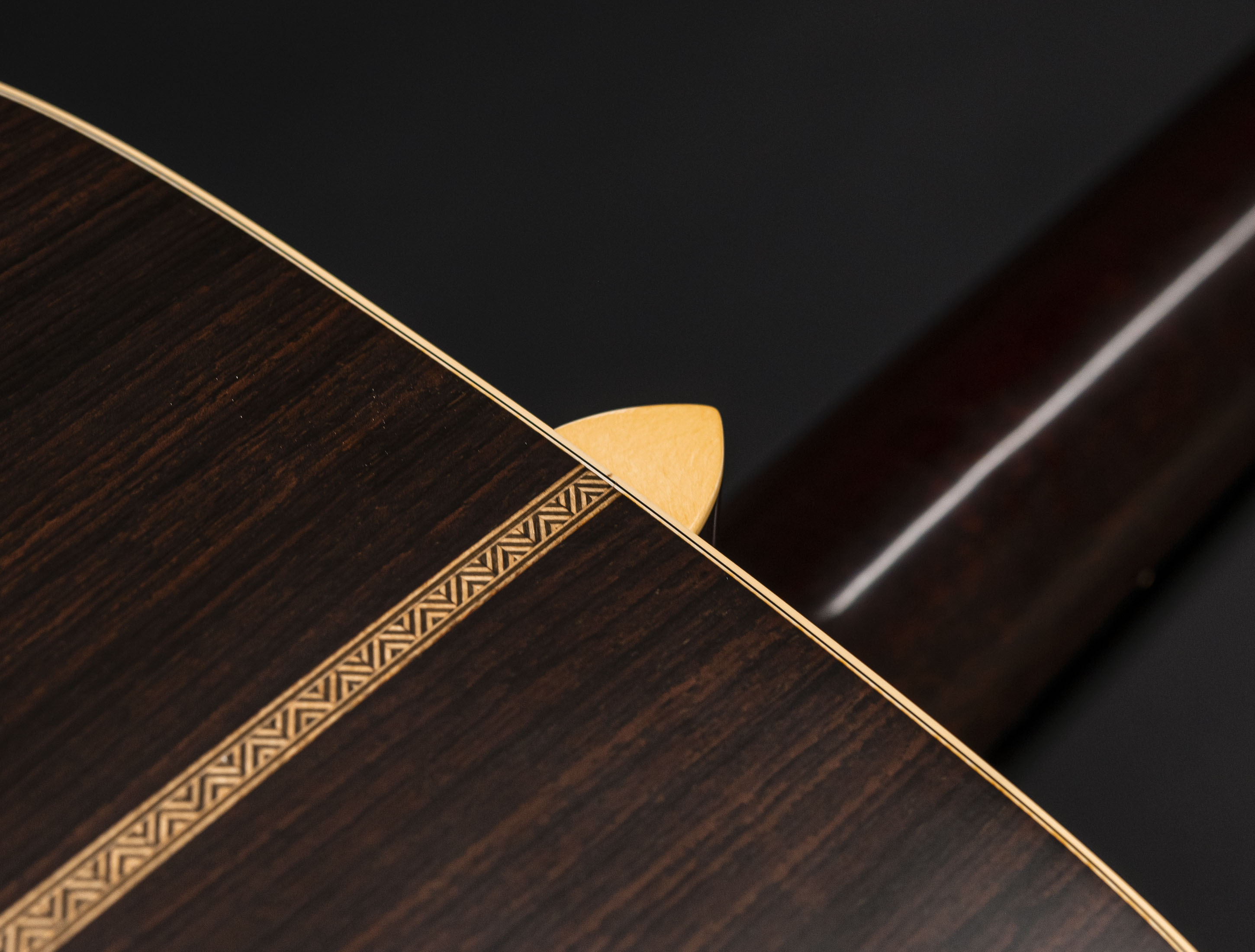 Show gallery (27 images) a134130 martin-custom-shop-d-28-authentic-1937-vintage-low-gloss-ambertone-burst-stage-1-aging