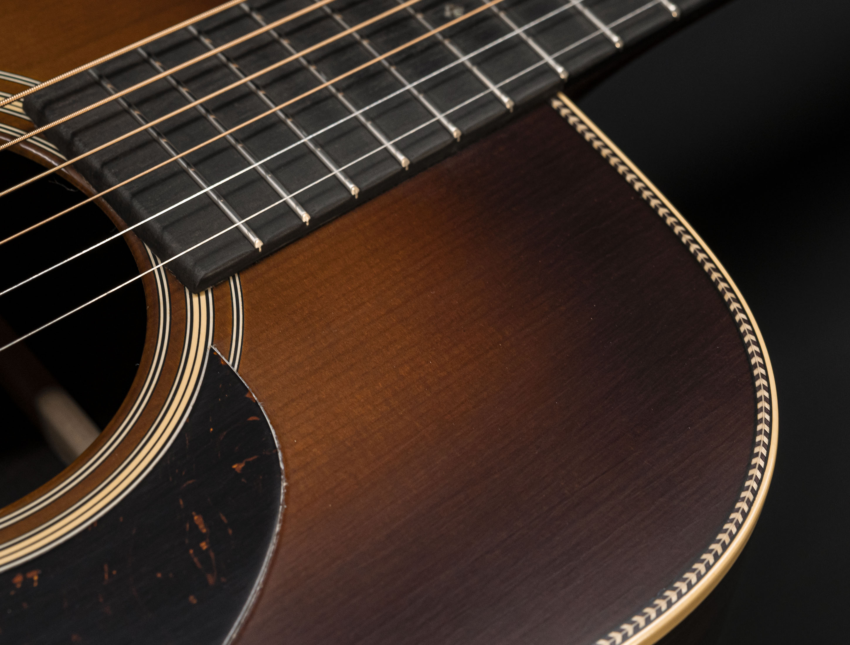 Show gallery (27 images) a134122 martin-custom-shop-d-28-authentic-1937-vintage-low-gloss-ambertone-burst-stage-1-aging