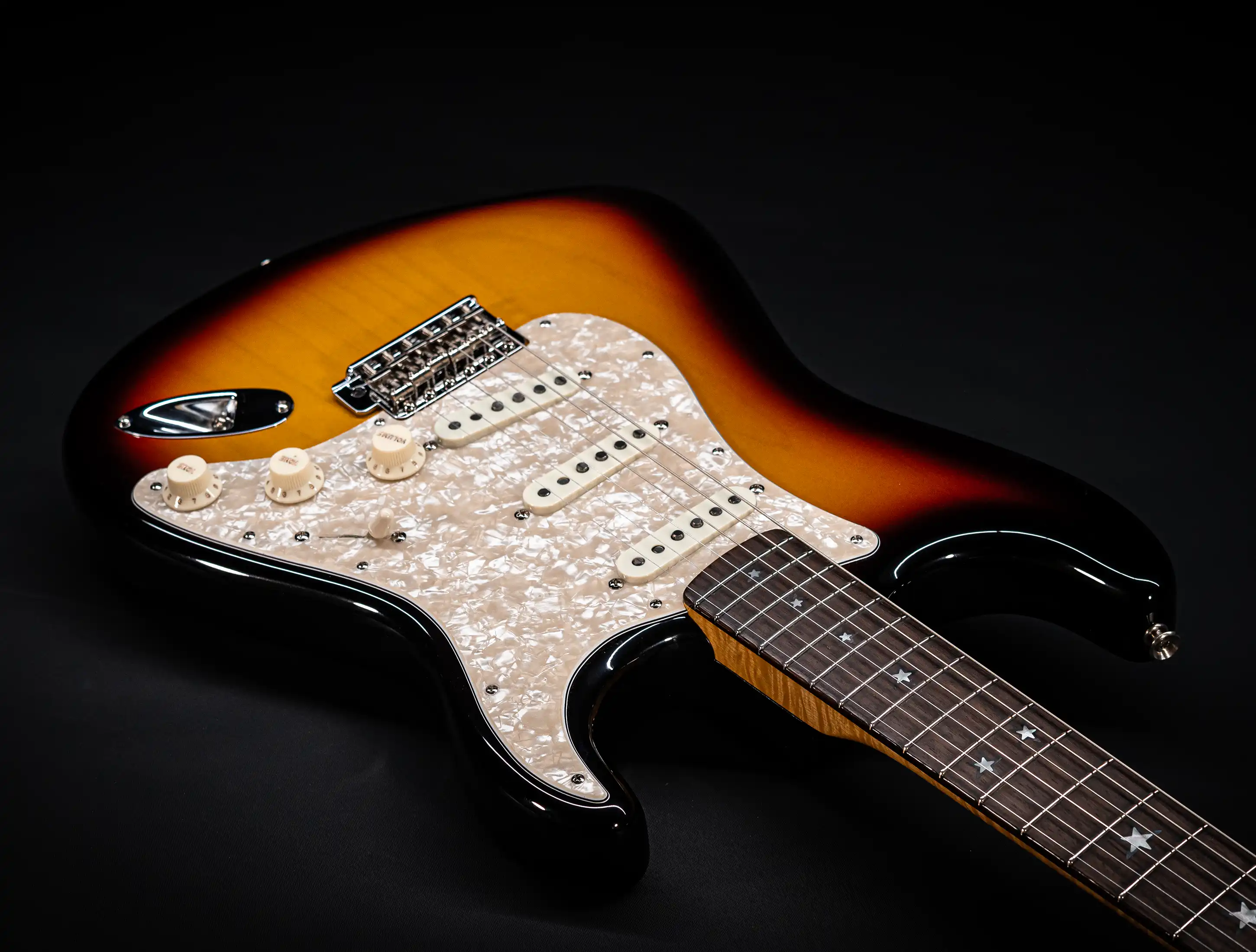 a154626 Fender-MBD-Limited-60s-STARS-Stratocaster-NOS-flame-Neck-Sunburst