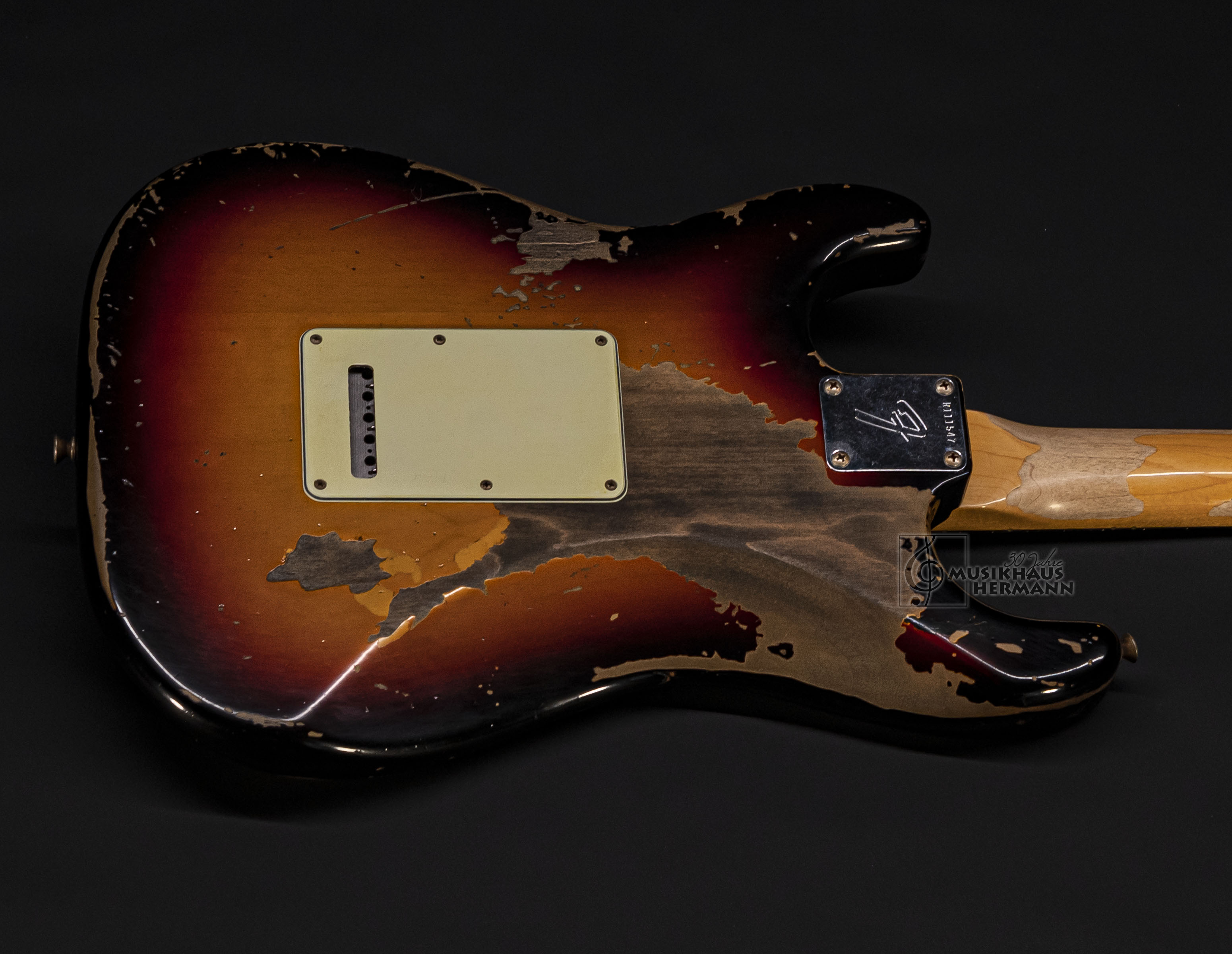 Galerie anzeigen (21 Bilder) a9-4222 fender-custom-shop-michael-landau-1968-stratocaster-3-color-sunburst