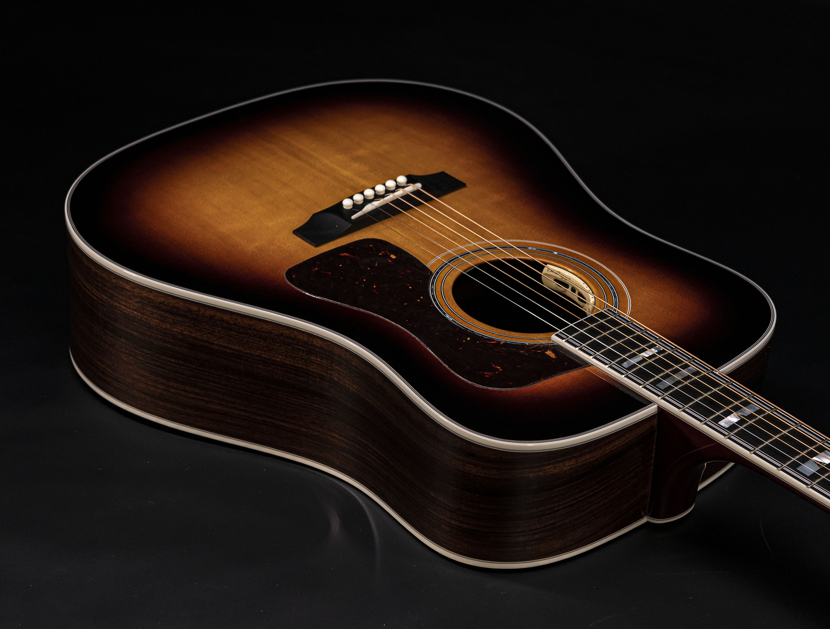 Galerie anzeigen (23 Bilder) a10-5616 Guild-D-55E-ATB-Antique-Sunburst-L-R-Baggs-USA