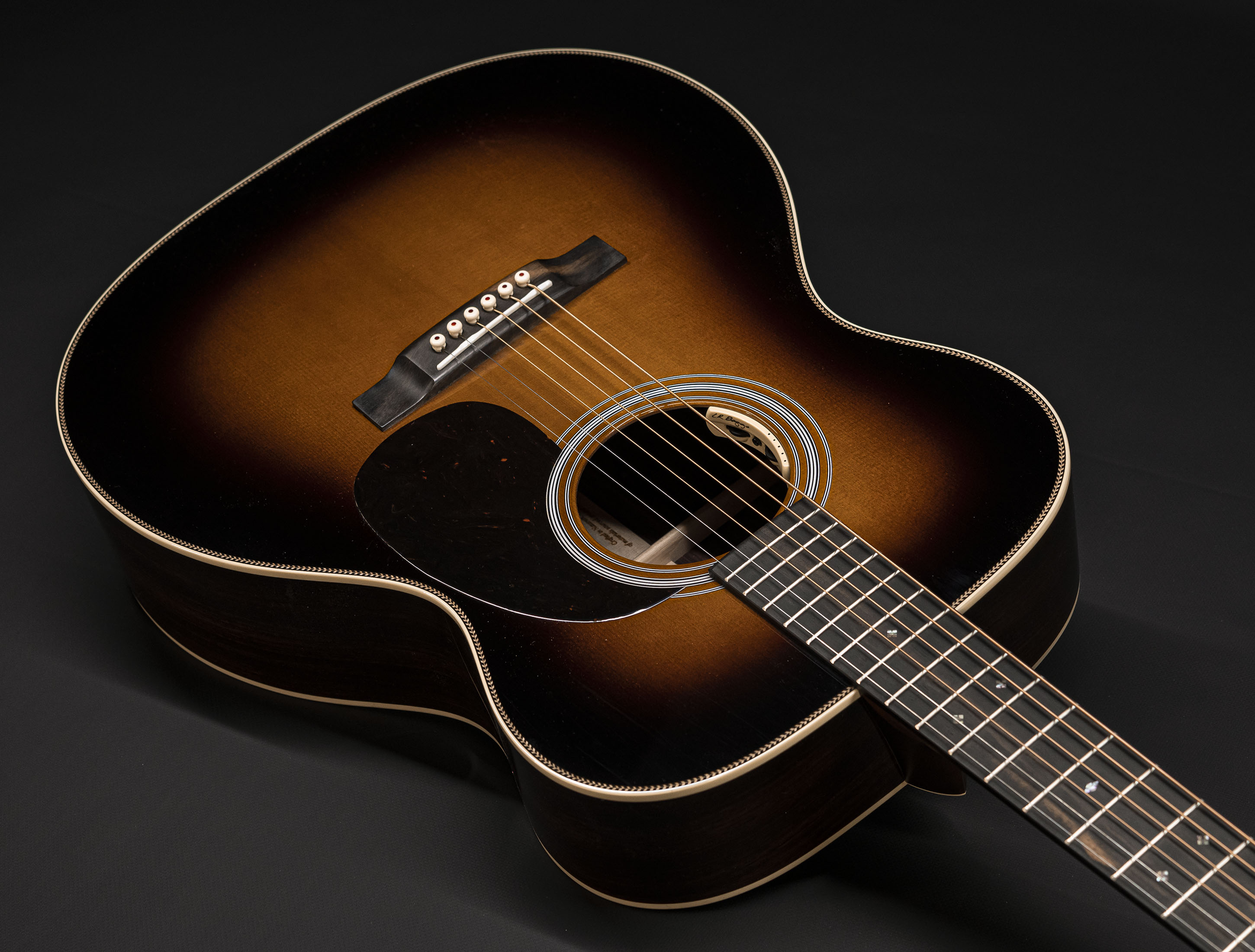 Galerie anzeigen (16 Bilder) a117855-martin-000-28e-lrb-reimagined-sunburst-lr-baggs-anthem