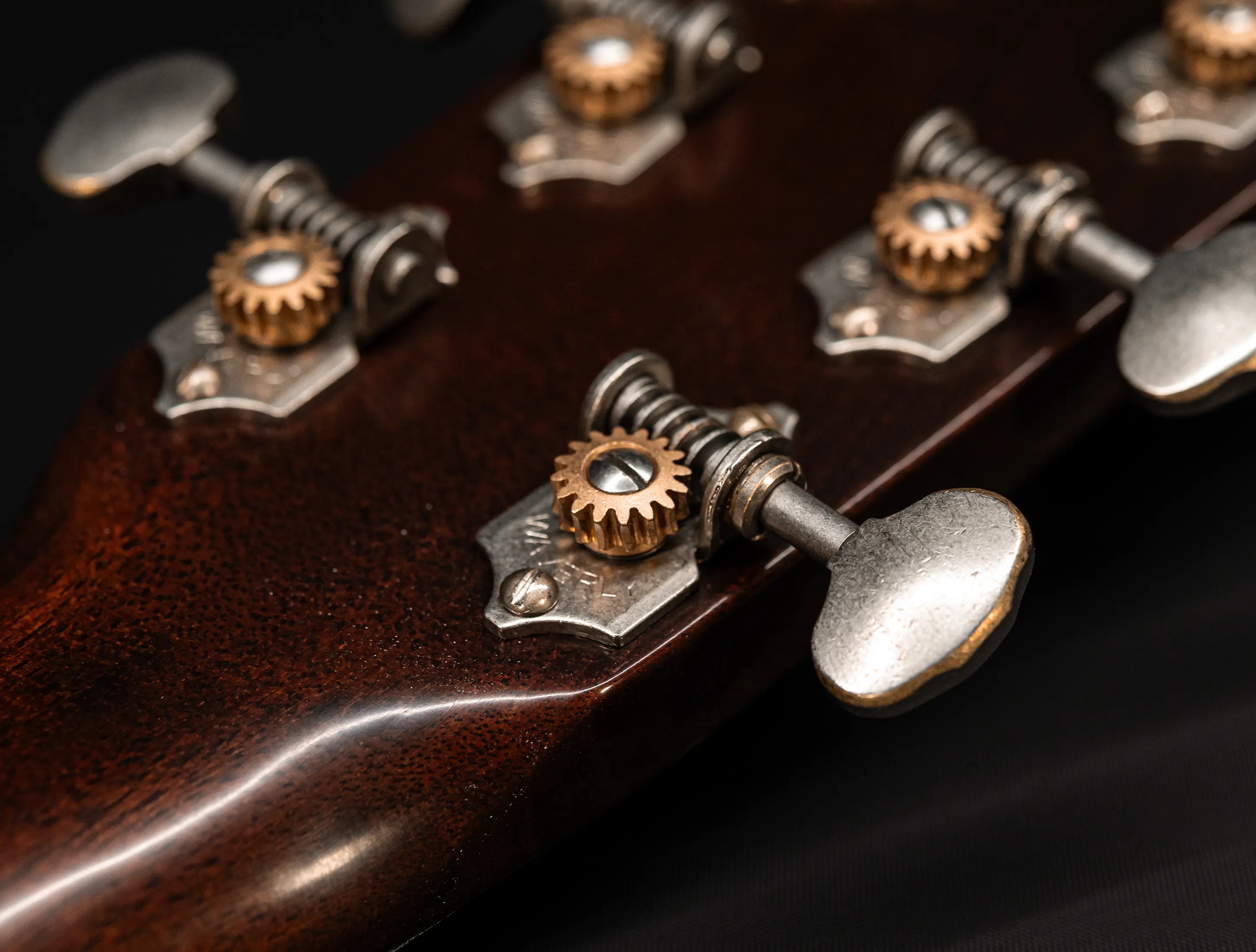 Show gallery (32 images) a156502-Martin Custom Shop 000-18 Authentic 1937 Vintage Low Gloss - Ambertone Burst Stage 1 Aging