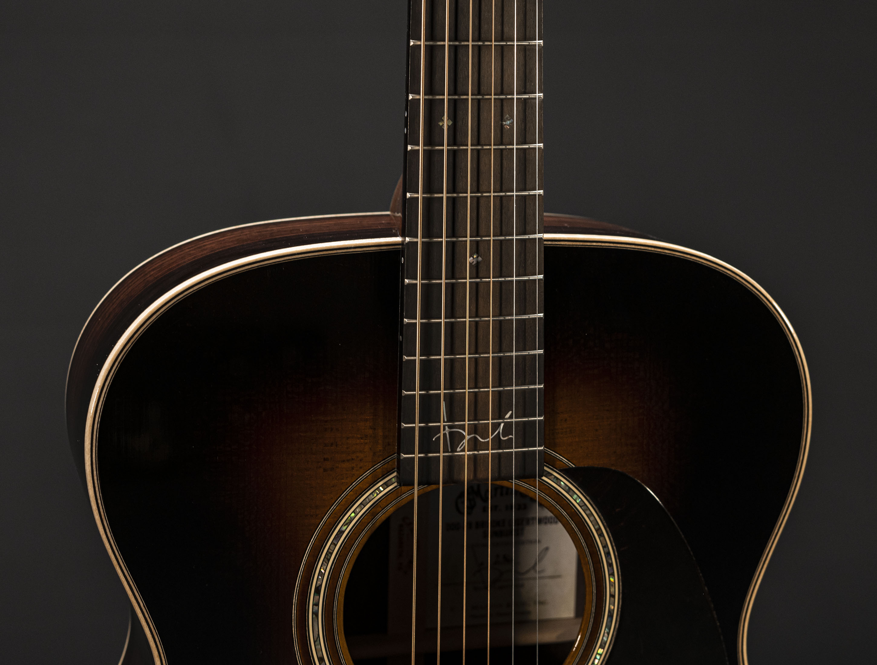 Galerie anzeigen (24 Bilder) a126349 martin-000-28bl-brooke-ligertwood-sunburst