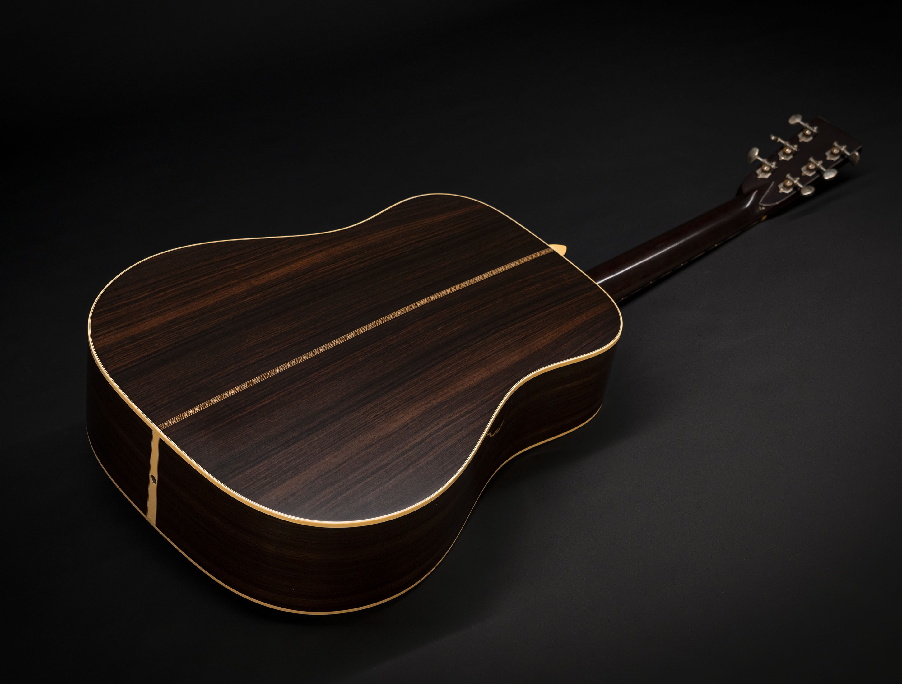 Show gallery (27 images) a134128 martin-custom-shop-d-28-authentic-1937-vintage-low-gloss-ambertone-burst-stage-1-aging
