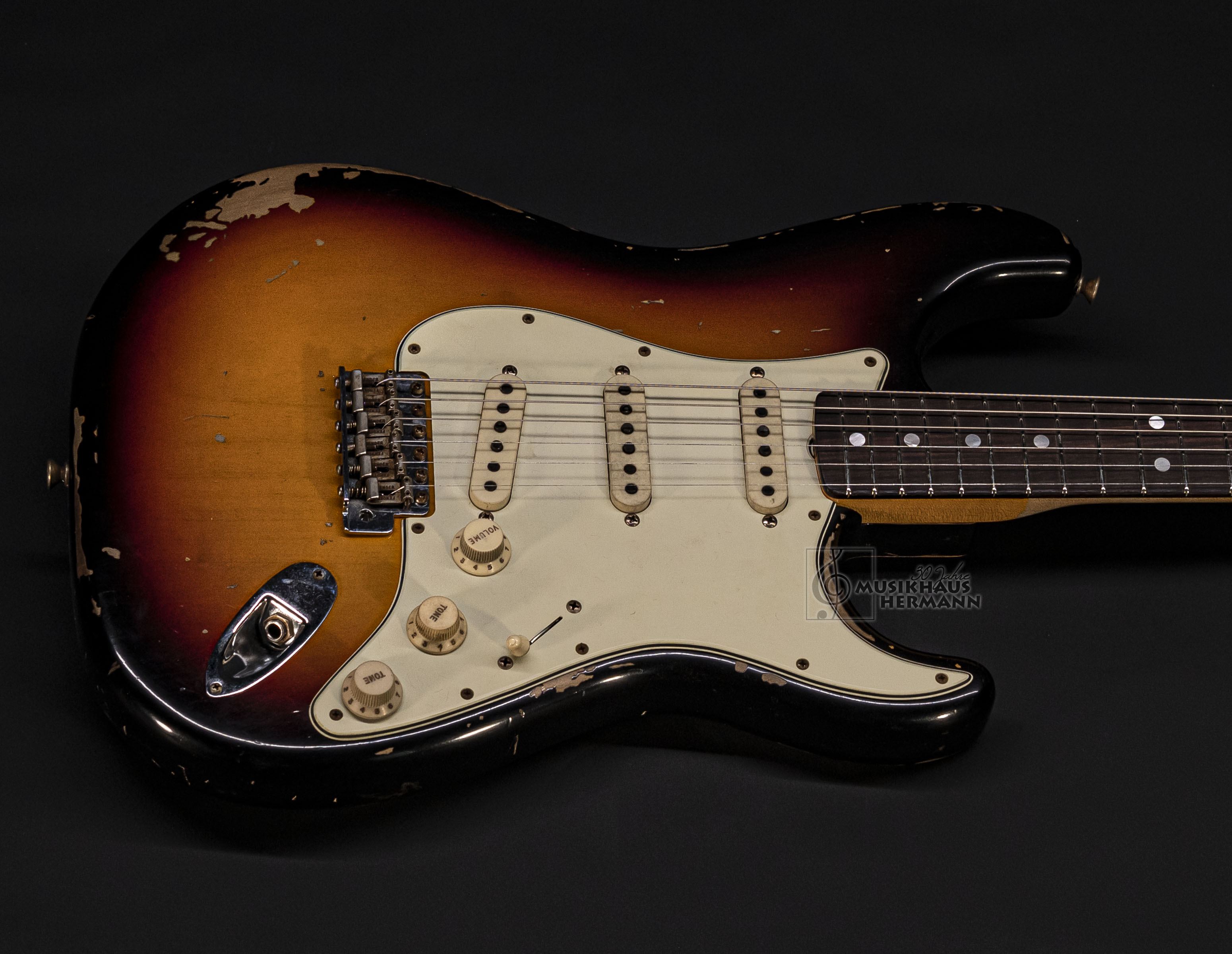 Galerie anzeigen (21 Bilder) a9-4214 fender-custom-shop-michael-landau-1968-stratocaster-3-color-sunburst
