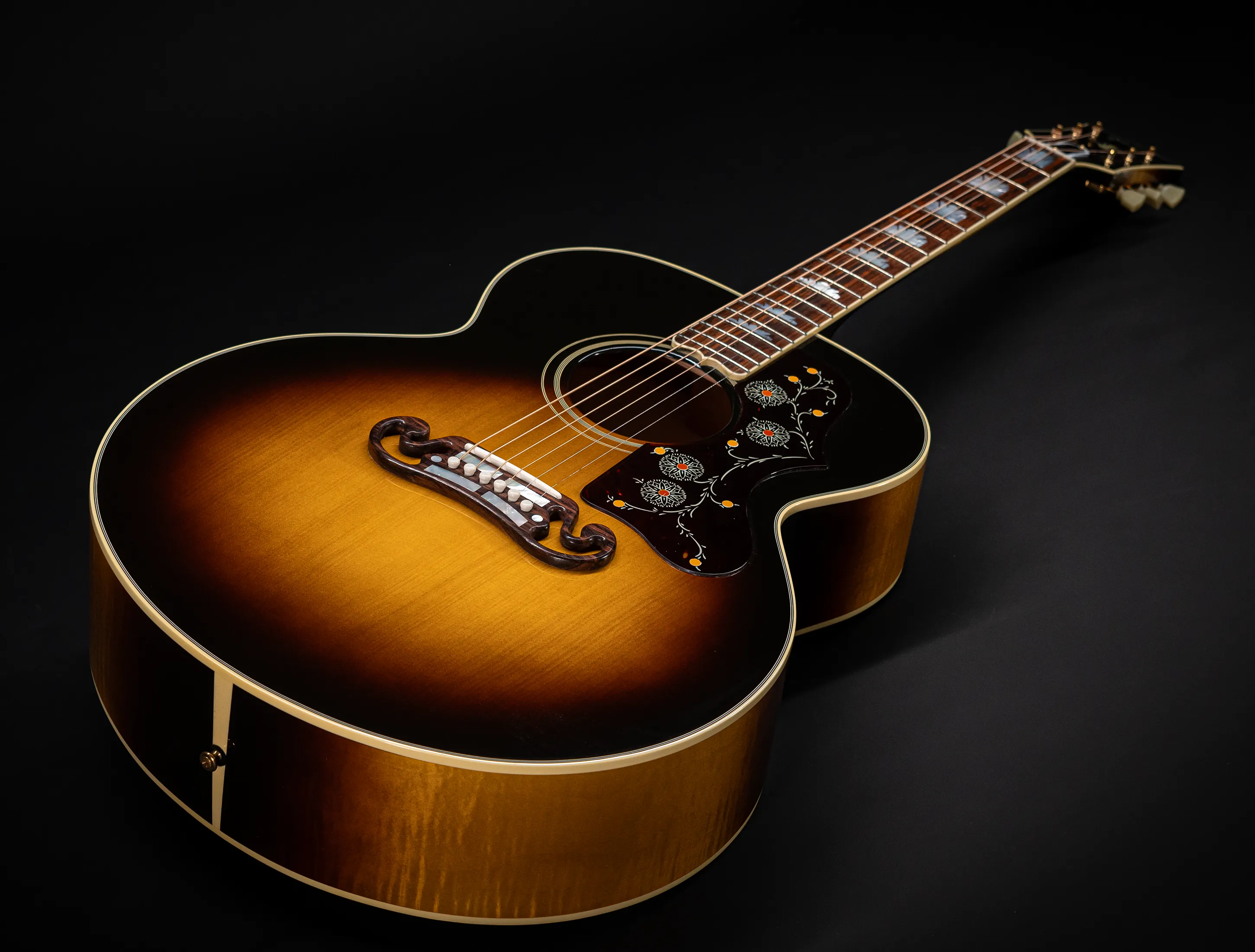 Galerie anzeigen (34 Bilder) a175834-Gibson-SJ-200-EARLY-50`s-Golden-Era-Custom-Shop-Adirondack-Vintage-Sunburst-Musikhaus-Hermann-