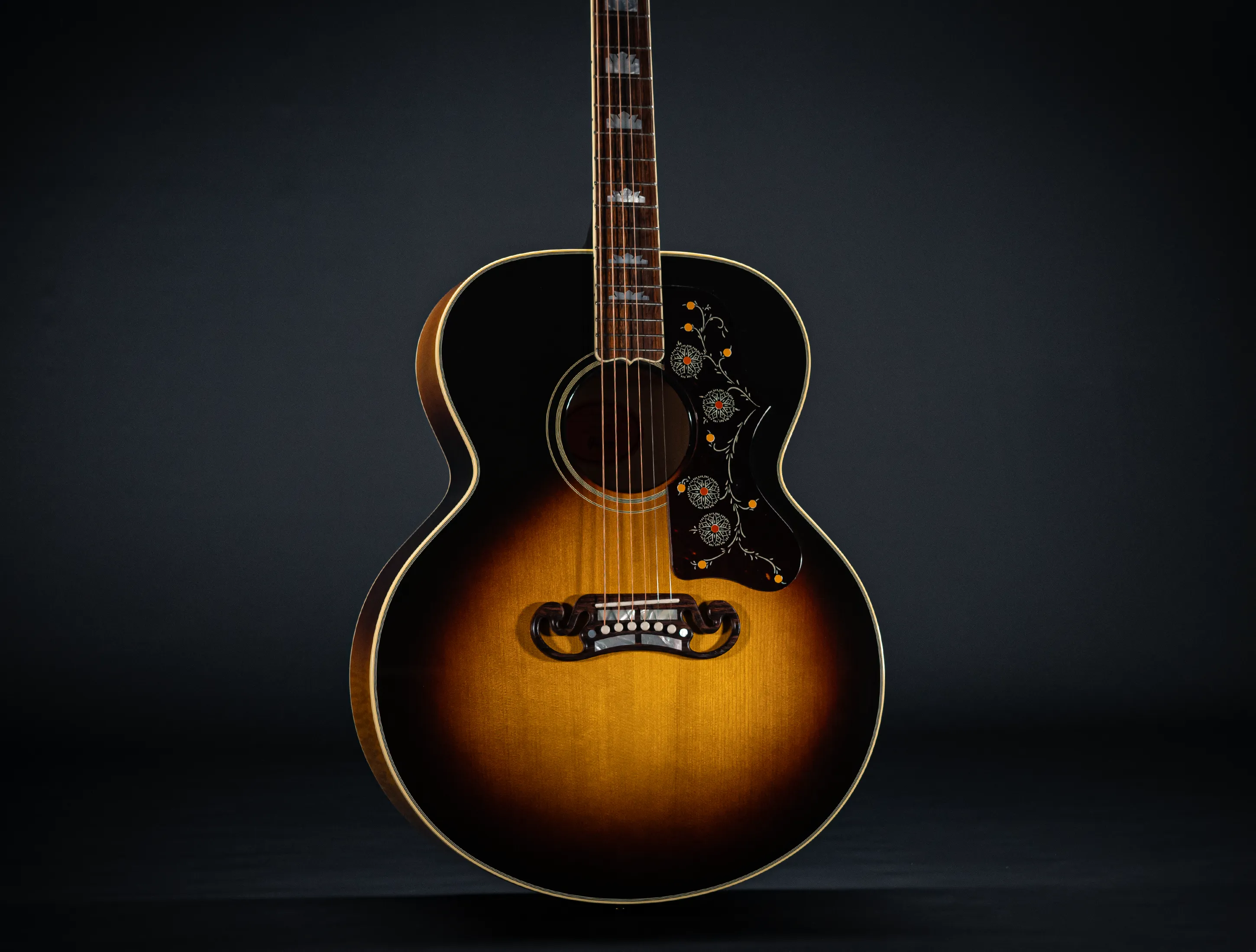 Galerie anzeigen (34 Bilder) a175860-Gibson-SJ-200-EARLY-50`s-Golden-Era-Custom-Shop-Adirondack-Vintage-Sunburst-Musikhaus-Hermann-