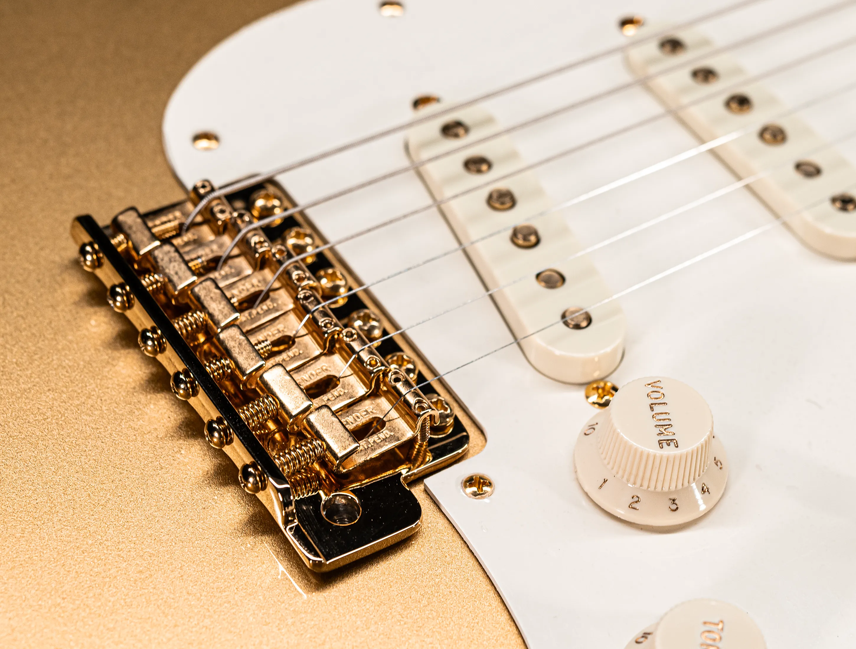 Fender 70th Anniversary Limited Stratocaster NOS Mastergrade Flame AAAA Neck - Aztec Gold