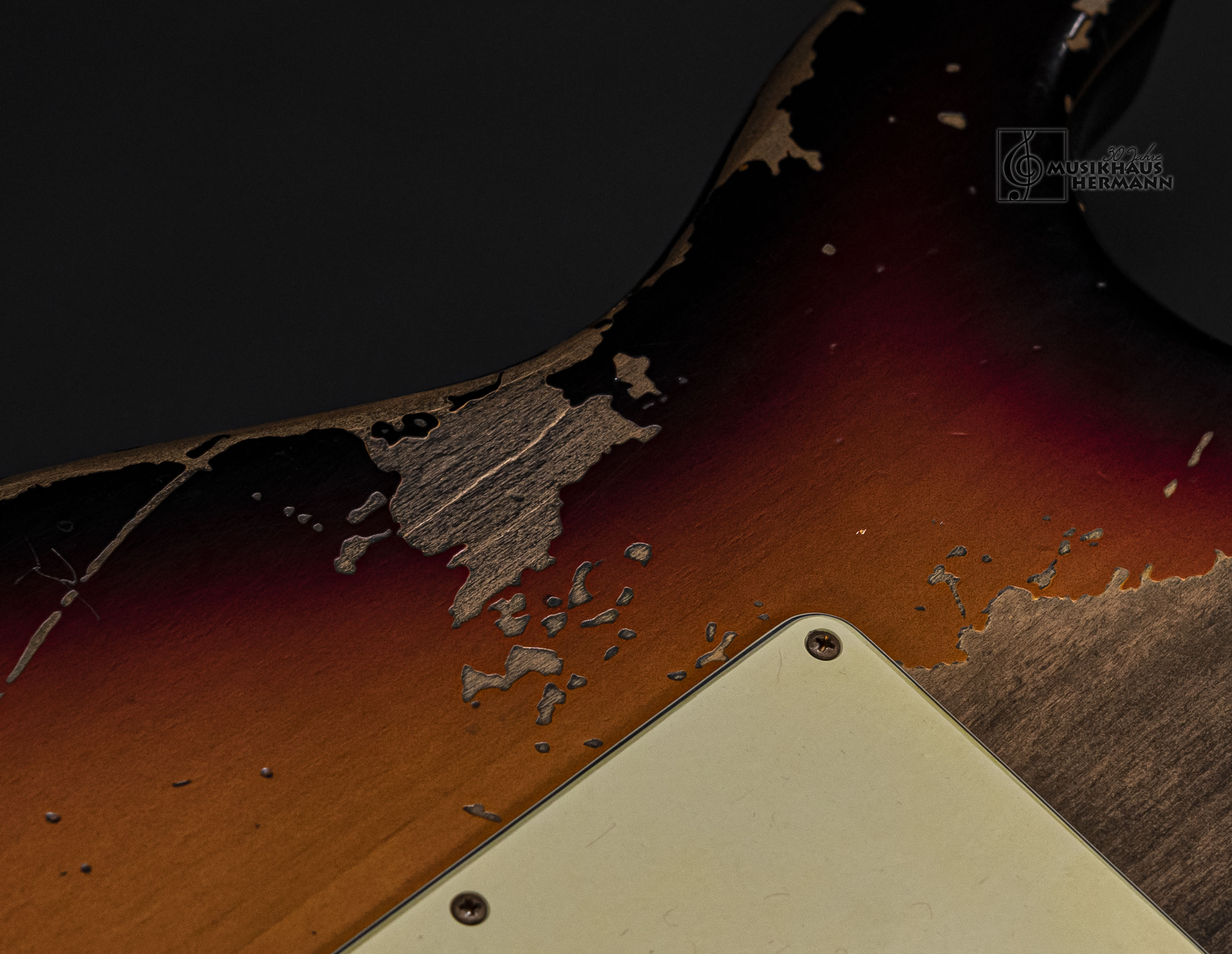 Galerie anzeigen (21 Bilder) a9-4227 fender-custom-shop-michael-landau-1968-stratocaster-3-color-sunburst