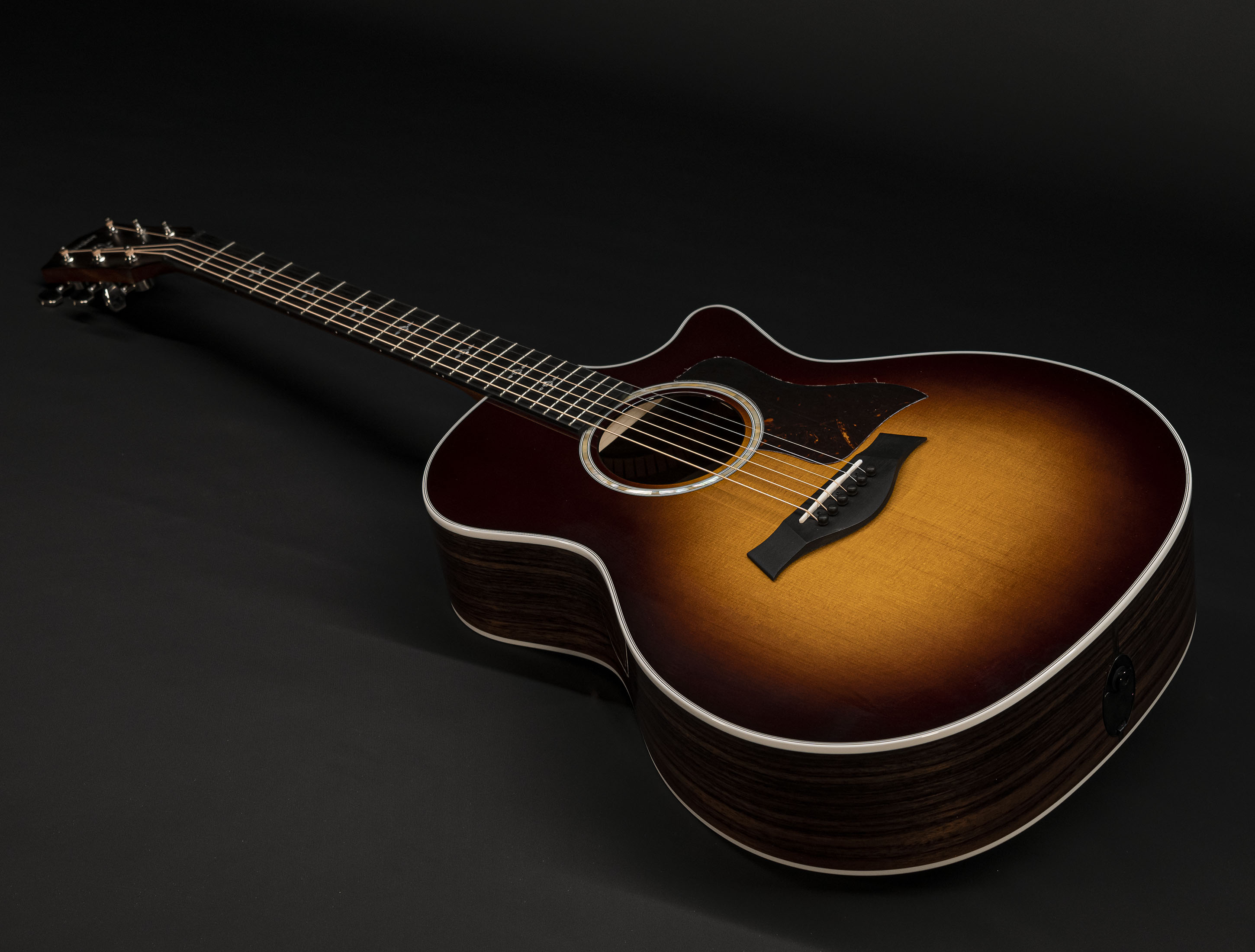 Galerie anzeigen (26 Bilder) a132437-taylor-414ce-r-tobacco-sunburst