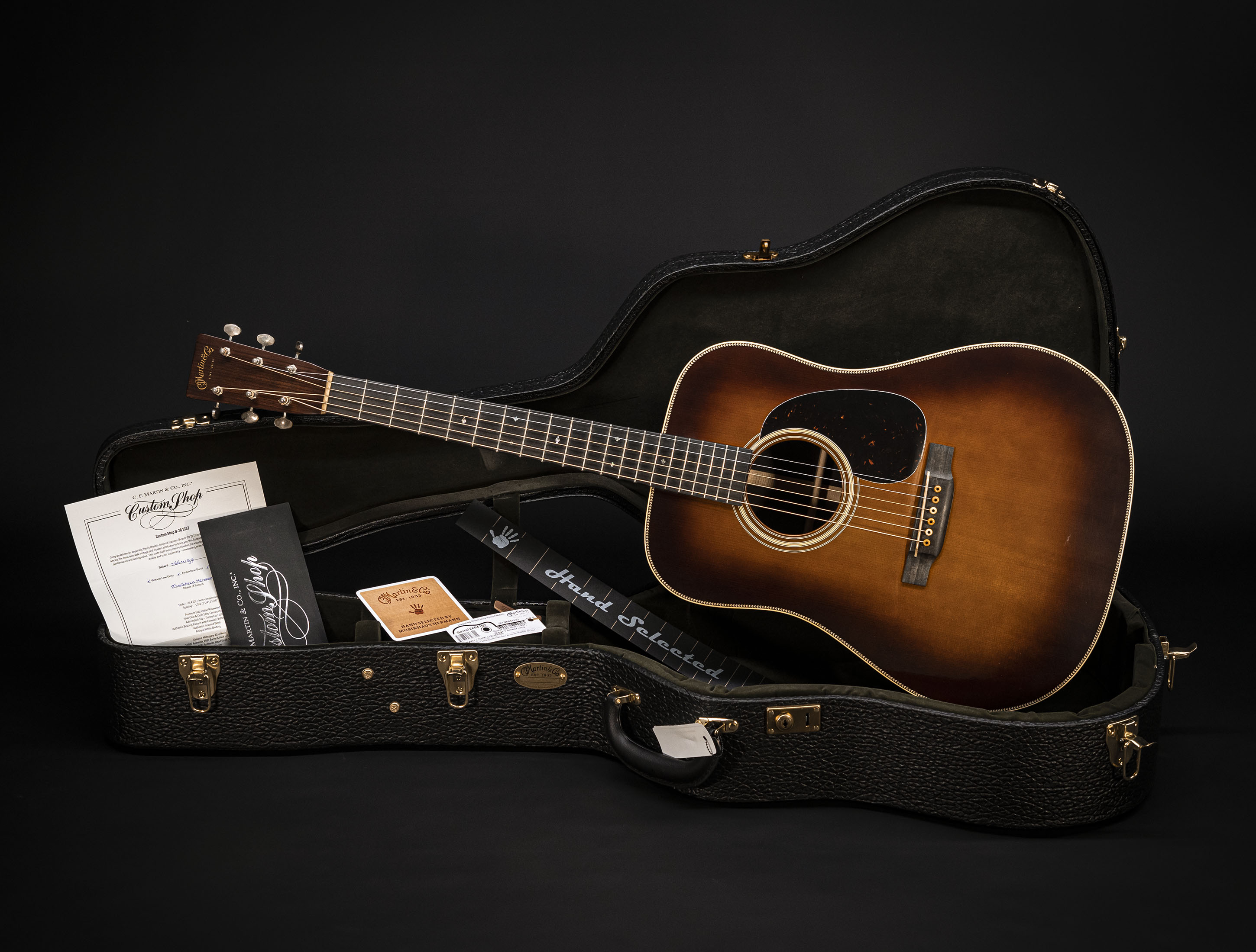Show gallery (27 images) a134115 martin-custom-shop-d-28-authentic-1937-vintage-low-gloss-ambertone-burst-stage-1-aging