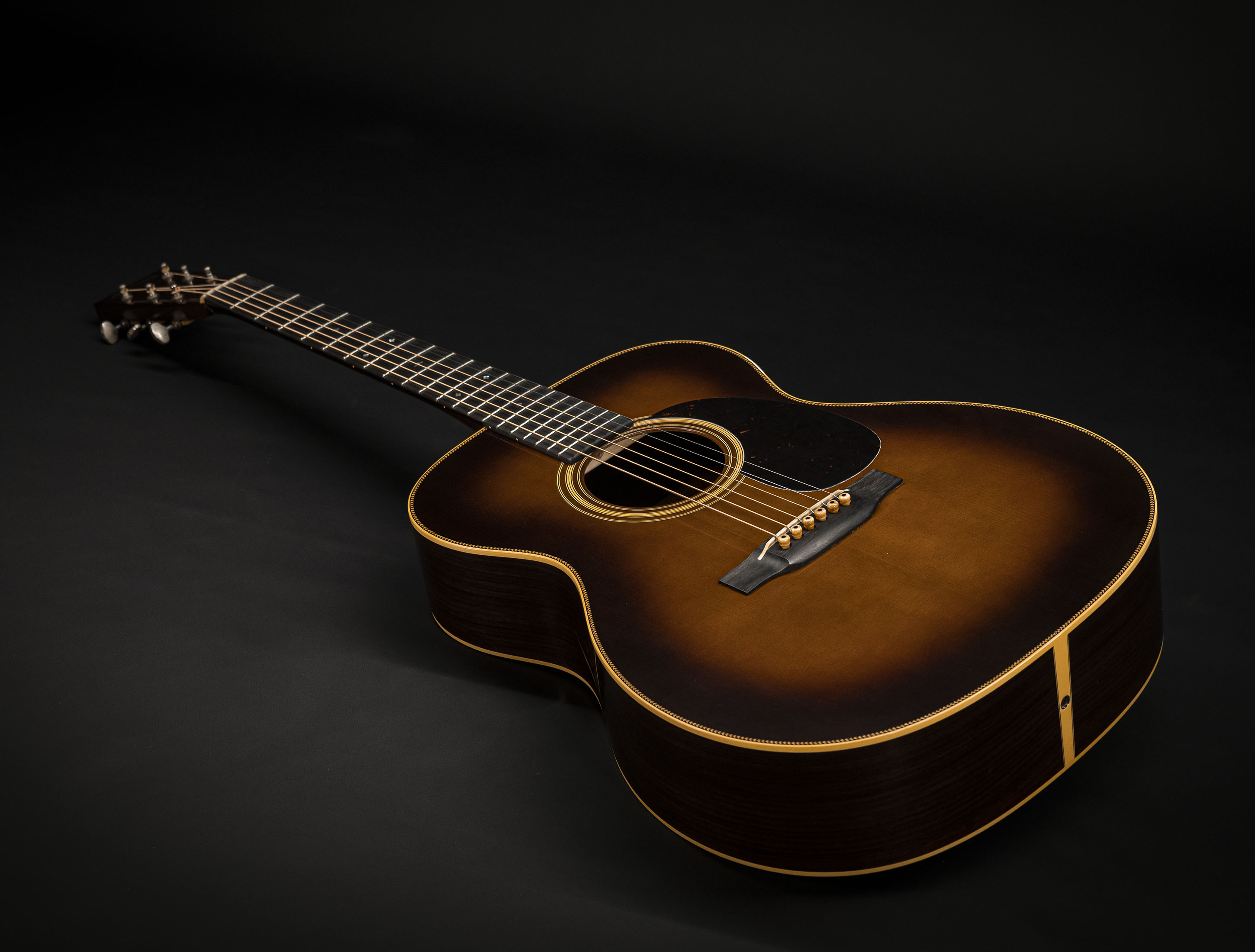 Show gallery (29 images) a137037 martin-custom-shop-000-28-authentic-1937-vintage-low-gloss-ambertone-burst-stage-1-aging