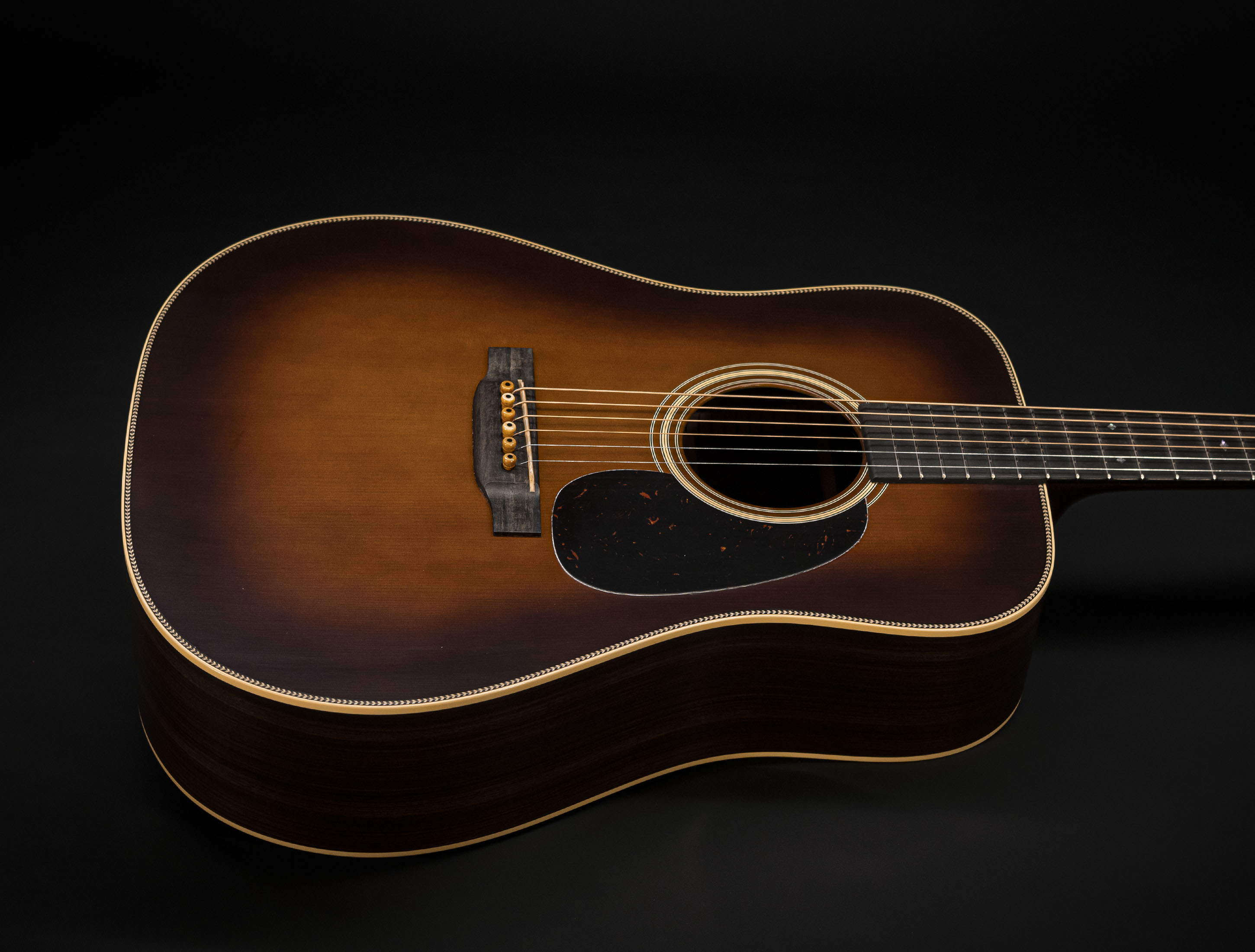 Show gallery (27 images) a134117 martin-custom-shop-d-28-authentic-1937-vintage-low-gloss-ambertone-burst-stage-1-aging