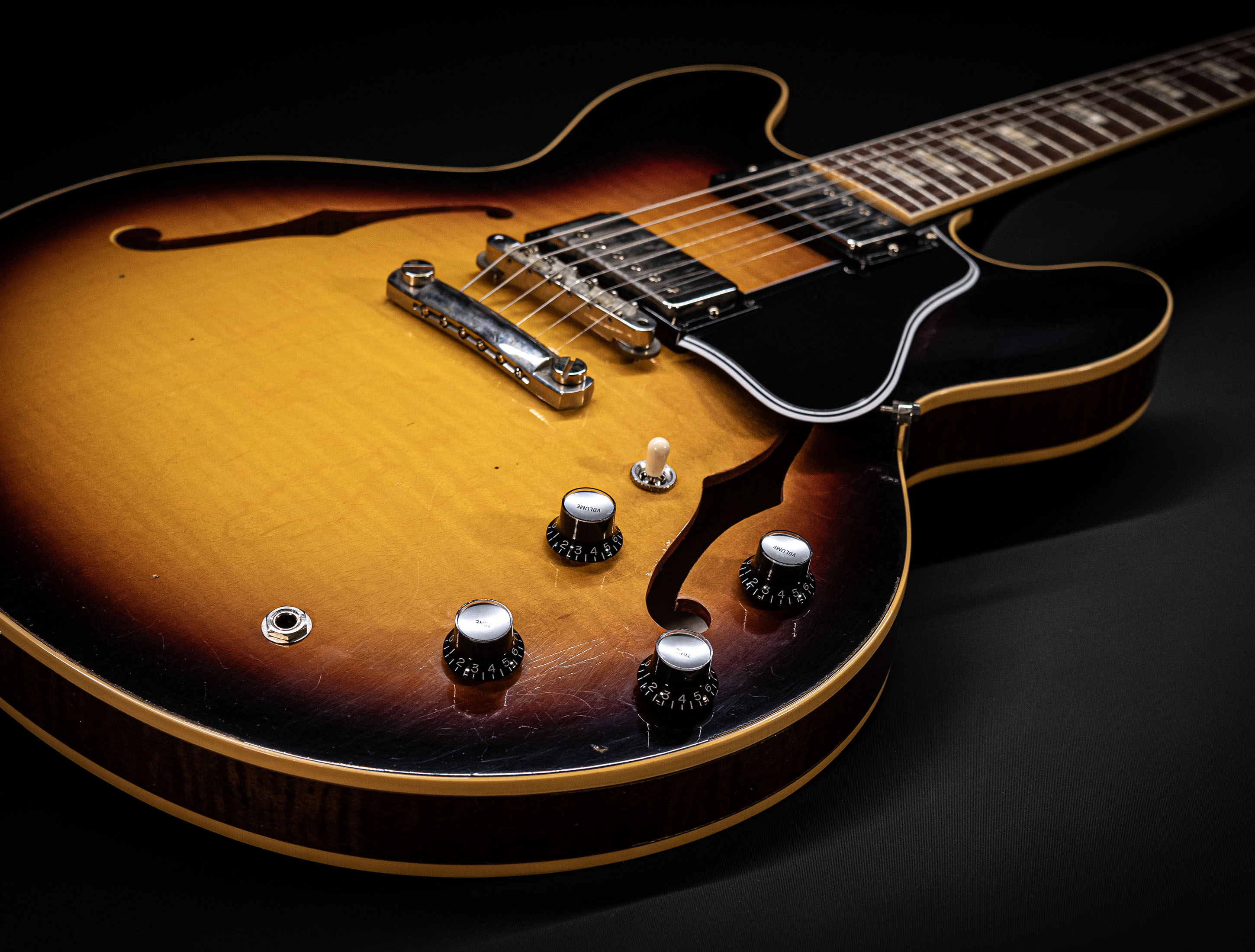 Galerie anzeigen (31 Bilder) a155090 Gibson-ES-335-1964-Custom-Shop-Murphy-Lab-Light-Aged-Figured-Maple-Antique-Vintage-Burst