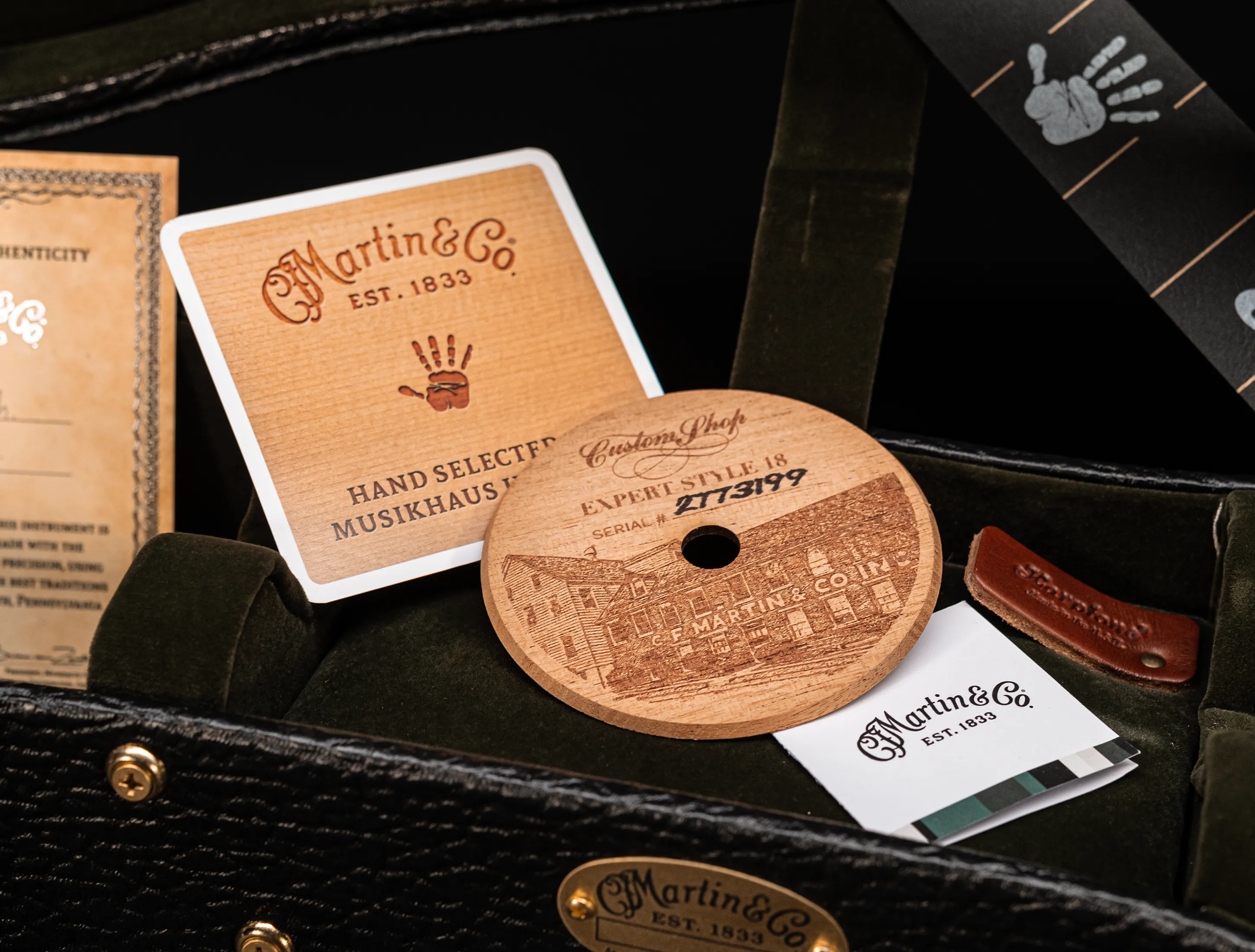 Show gallery (32 images) a156485-Martin Custom Shop 000-18 Authentic 1937 Vintage Low Gloss - Ambertone Burst Stage 1 Aging