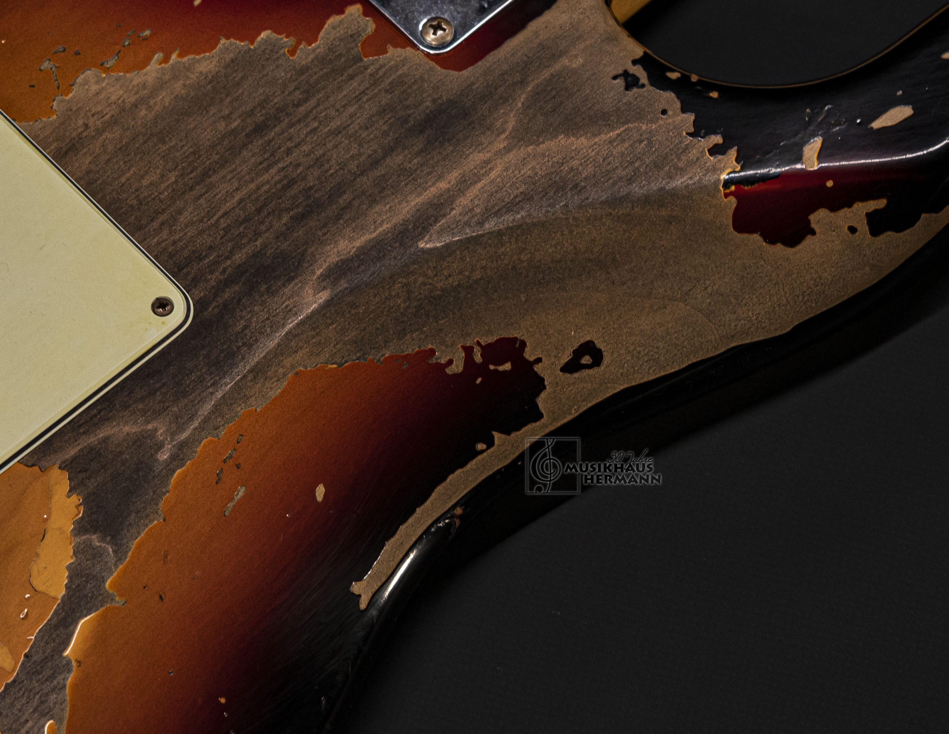 Galerie anzeigen (21 Bilder) a9-4223 fender-custom-shop-michael-landau-1968-stratocaster-3-color-sunburst