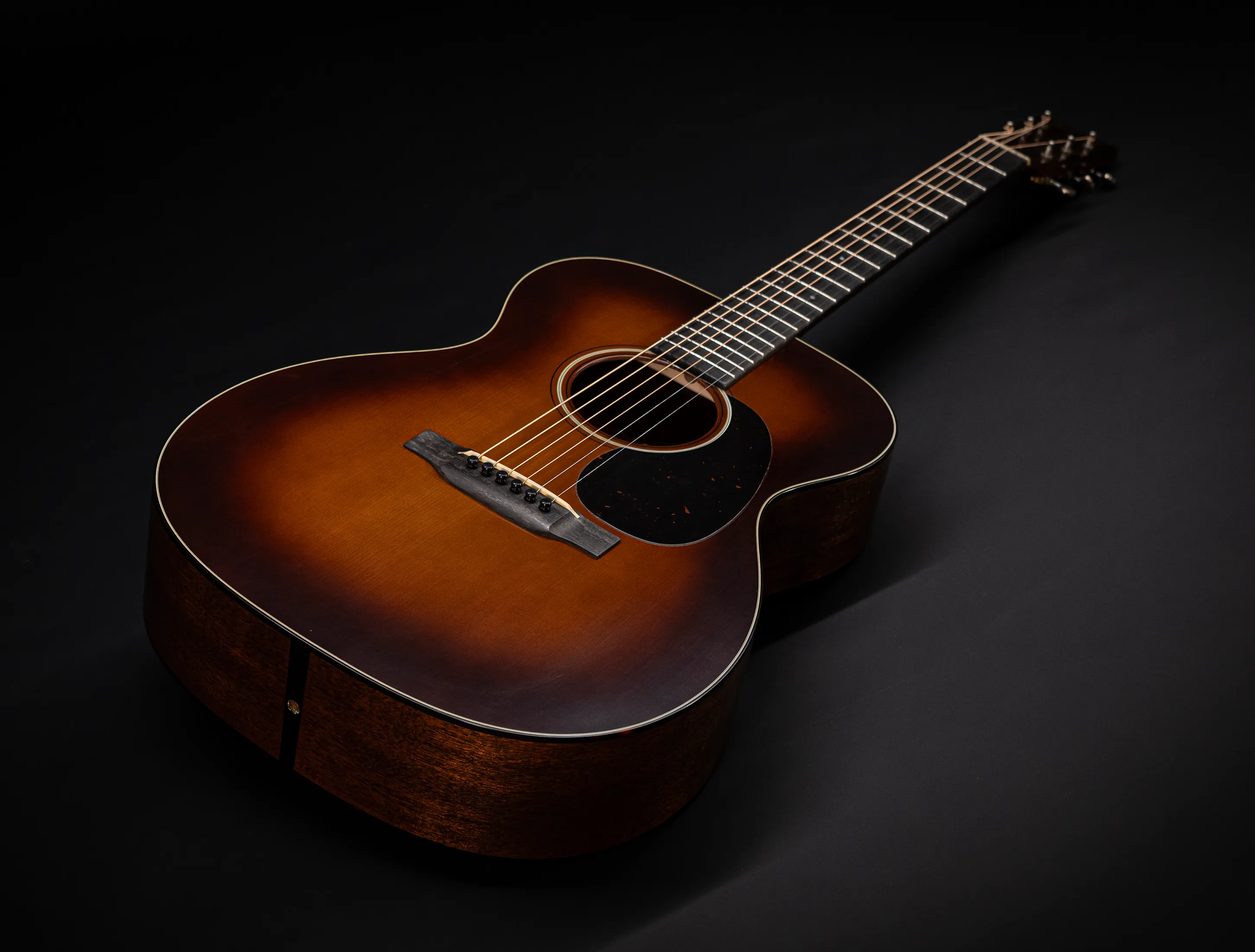 Show gallery (32 images) a156486-Martin Custom Shop 000-18 Authentic 1937 Vintage Low Gloss - Ambertone Burst Stage 1 Aging