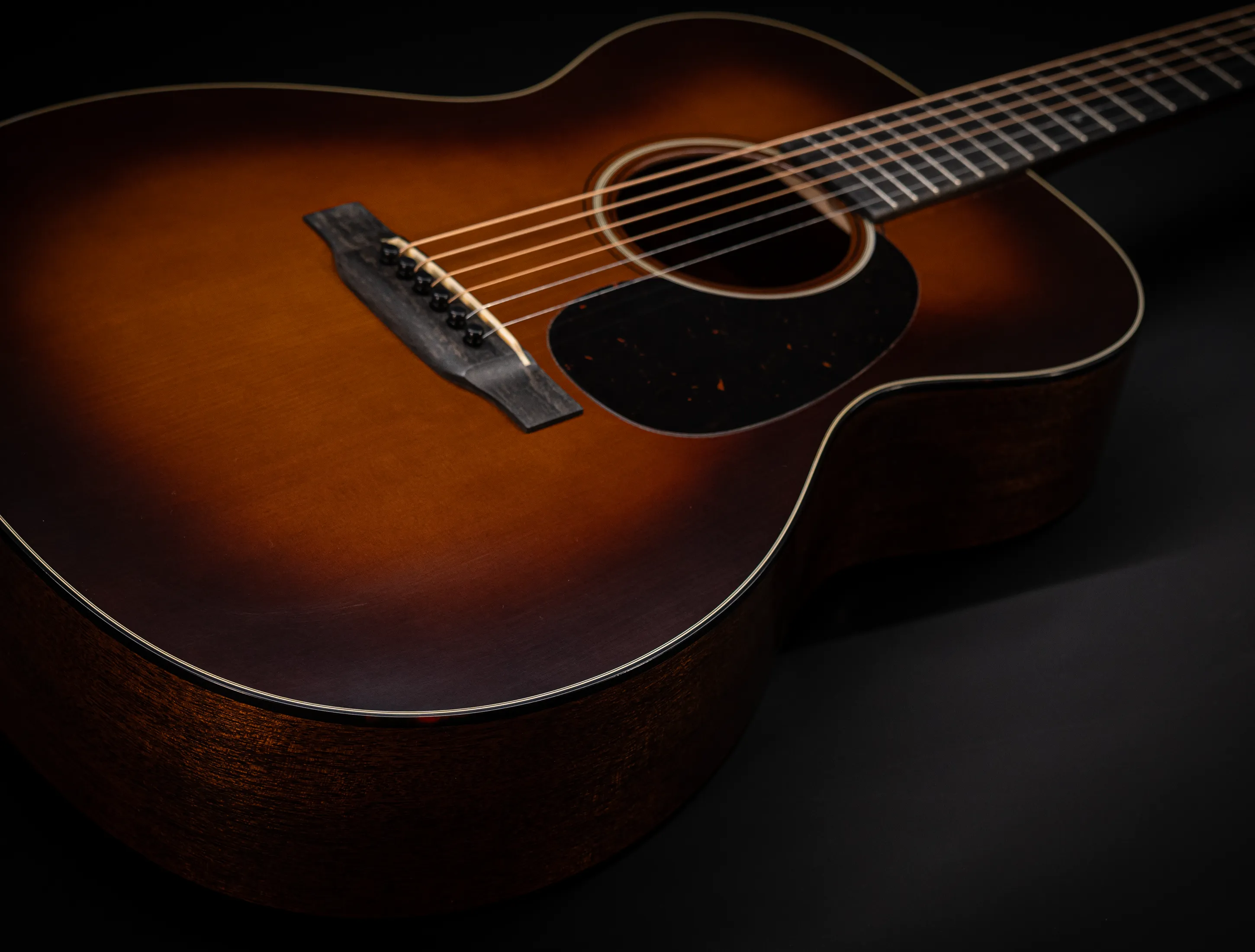 Show gallery (32 images) a156493-Martin Custom Shop 000-18 Authentic 1937 Vintage Low Gloss - Ambertone Burst Stage 1 Aging