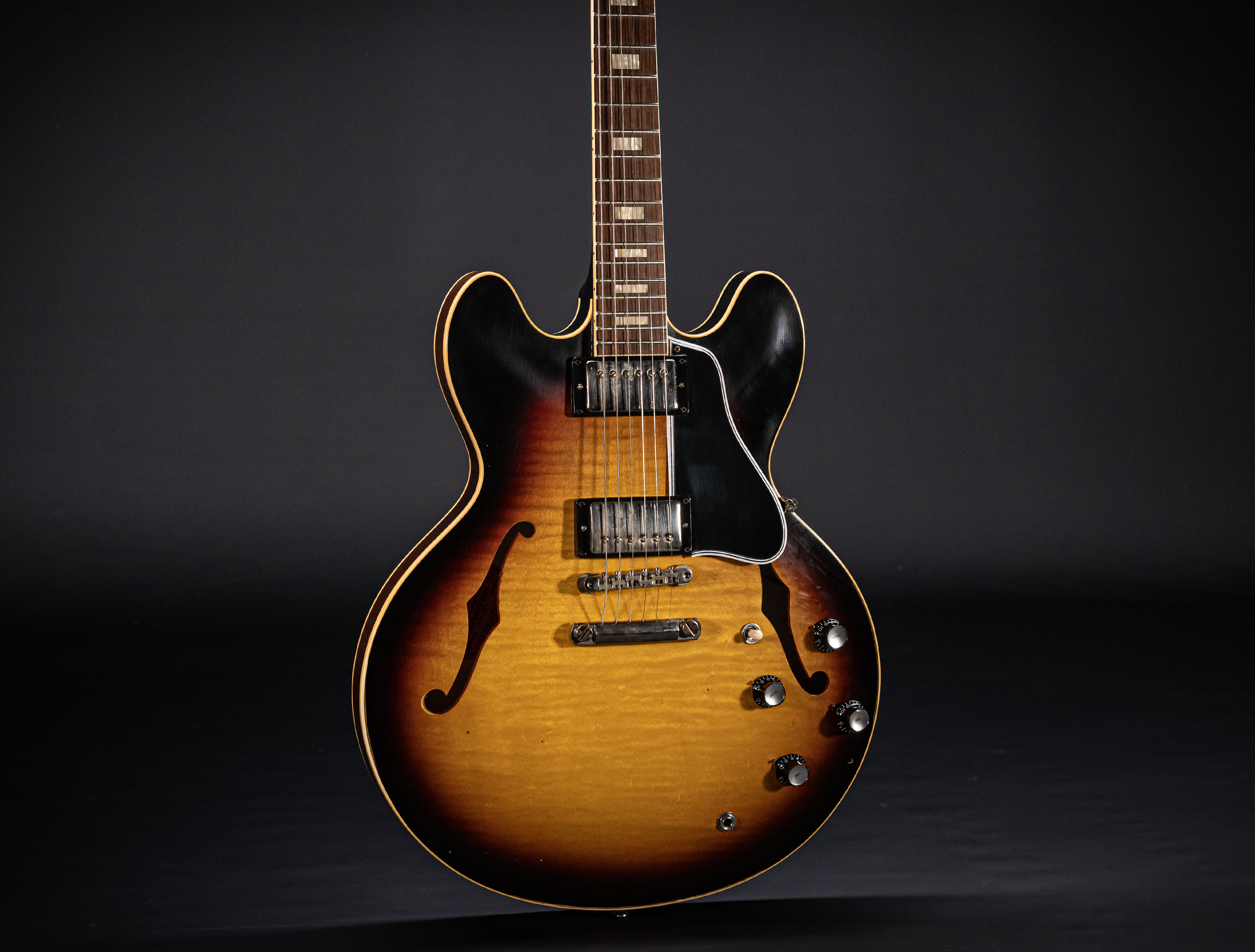Galerie anzeigen (31 Bilder) a155111 Gibson-ES-335-1964-Custom-Shop-Murphy-Lab-Light-Aged-Figured-Maple-Antique-Vintage-Burst