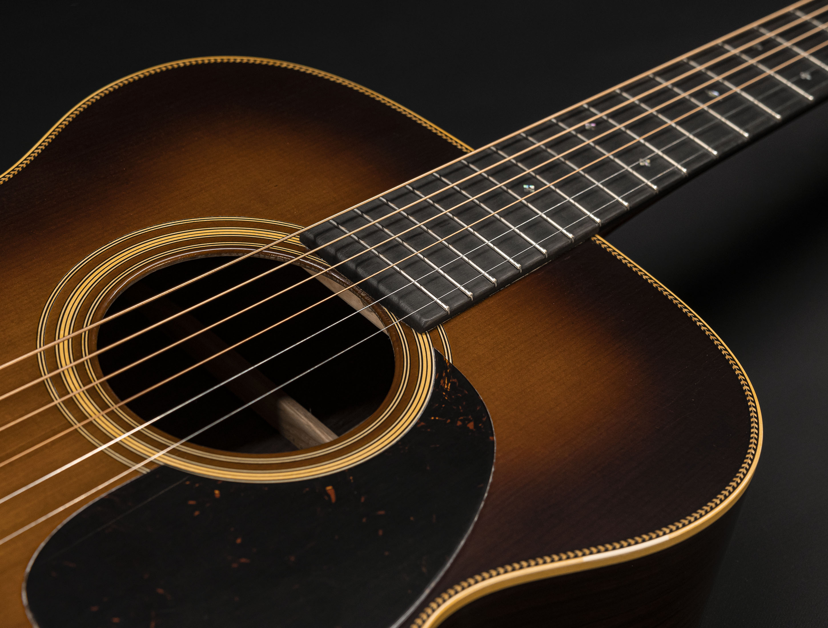 Show gallery (29 images) a137018 martin-custom-shop-000-28-authentic-1937-vintage-low-gloss-ambertone-burst-stage-1-aging