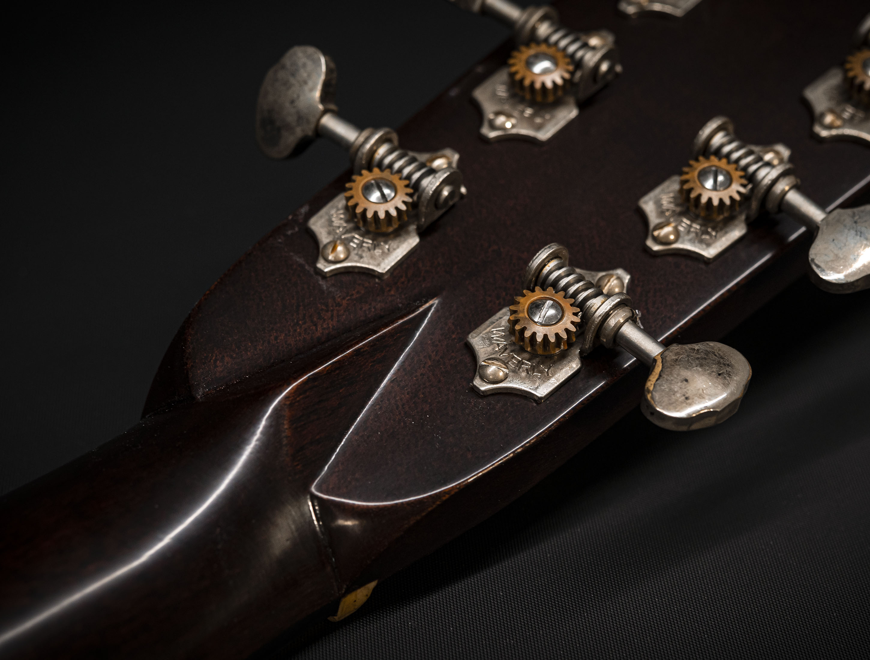 Show gallery (27 images) a134132 martin-custom-shop-d-28-authentic-1937-vintage-low-gloss-ambertone-burst-stage-1-aging
