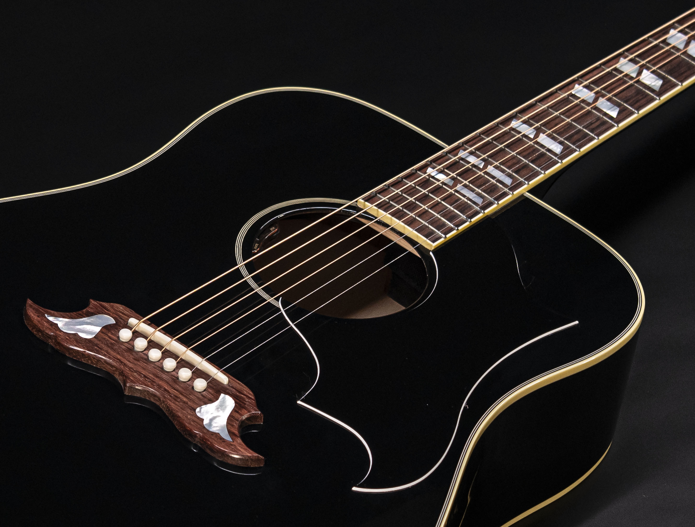 Show gallery (24 images) a110411 Gibson Elvis Dove Signature A Gift for the King - Ebony