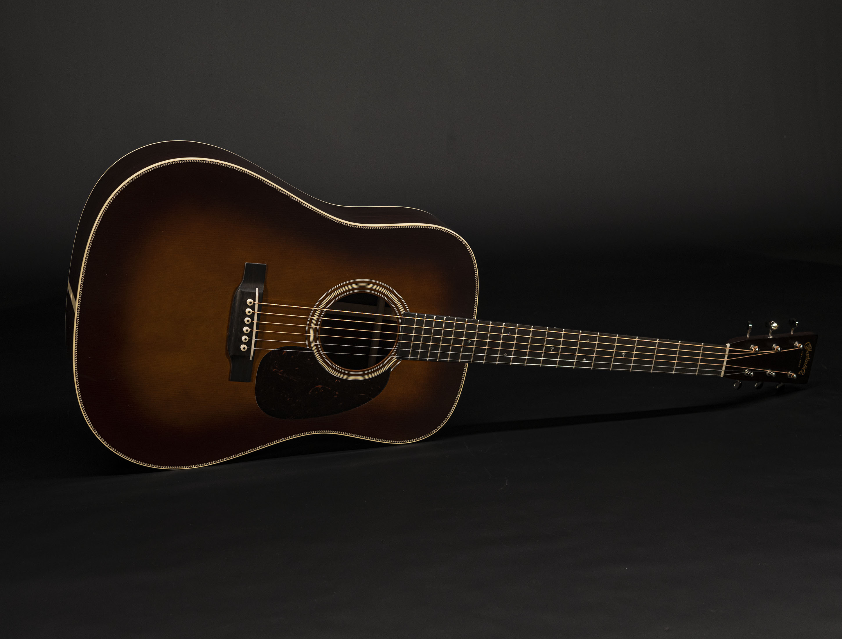 Show gallery (24 images) a113021-martin-custom-shop-d-28-authentic-1937-vintage-low-gloss-ambertone-burst